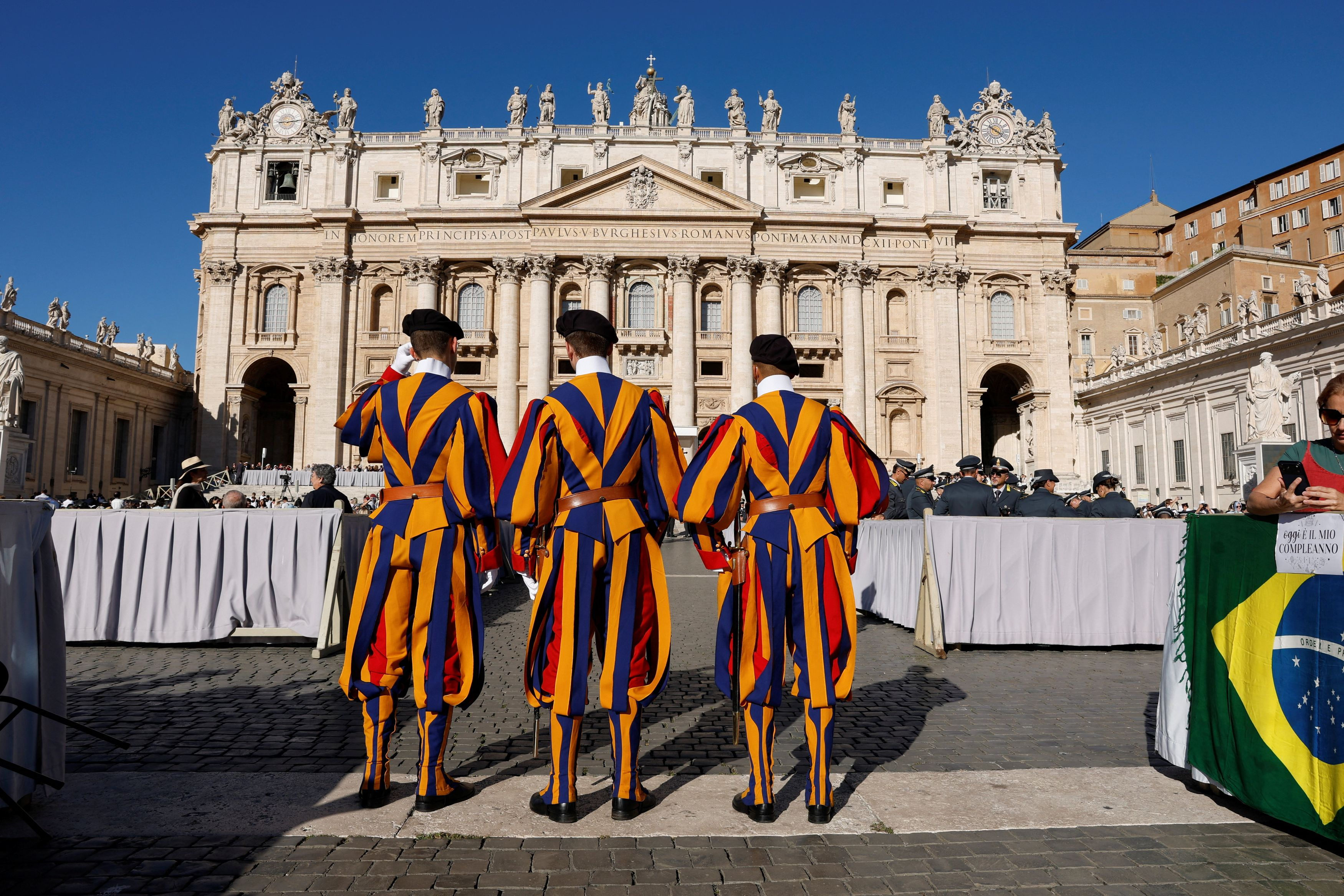 Le guardie svizzere in piazza San Pietro durante l'udienza generale, 23 settembre 2026 - (REUTERS/Remo Casilli)