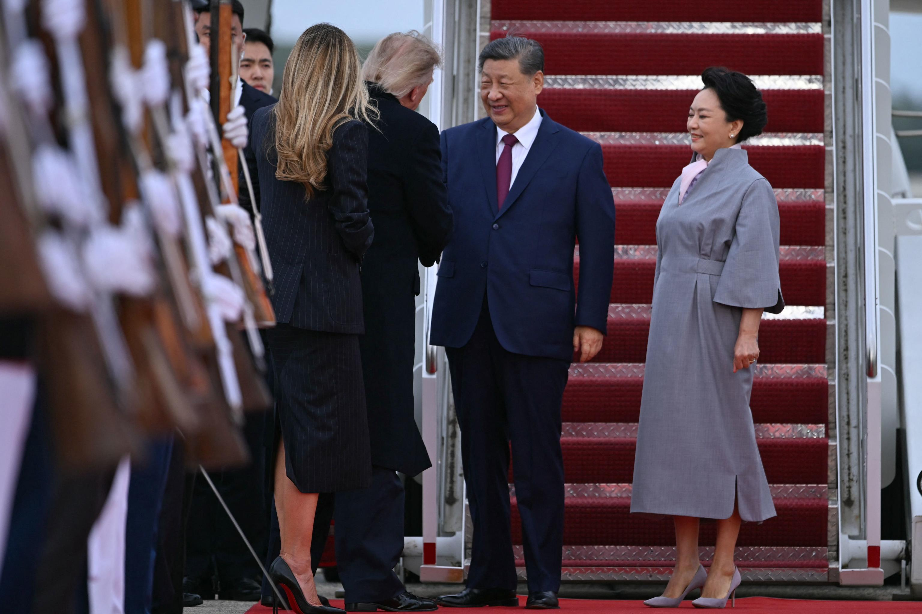 Il presidente cinese Xi Jinping stringe la mano al presidente statunitense Donald Trump, sotto lo sguardo delle rispettive mogli Melania Trump e Peng Liyuan, al loro arrivo alla Joint Base Andrews/ Ansa