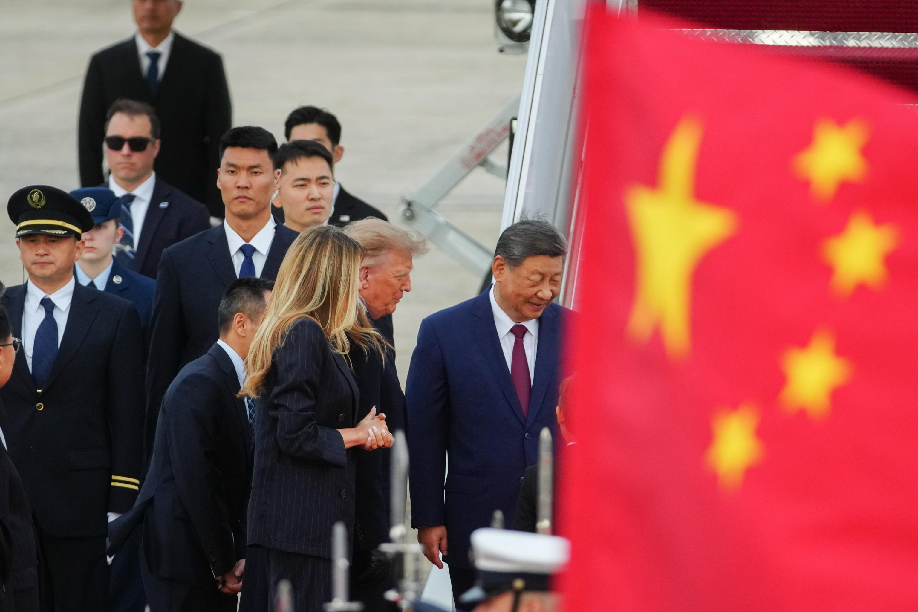 La First Lady statunitense Melania Trump, il presidente degli Stati Uniti Donald Trump e il presidente cinese Xi Jinping durante la cerimonia di arrivo alla Joint Base Andrews/ Ansa