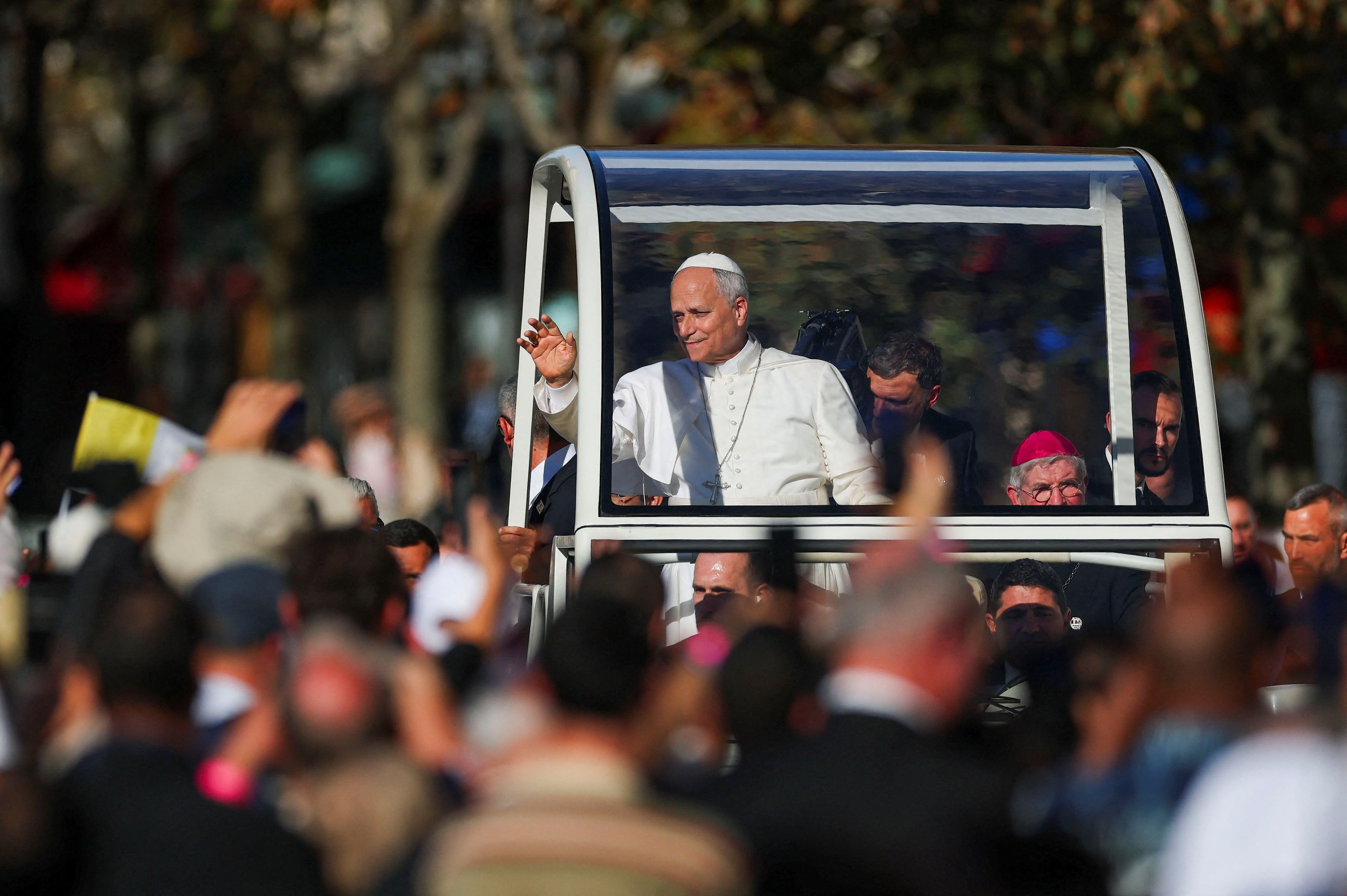 Leone XIV sulla papamobile nel percorso di 3 chilometri che l'ha accompagnato verso Notre-Dame: sono state oltre 300mila le persone che lo hanno acclamato lungo la strada
