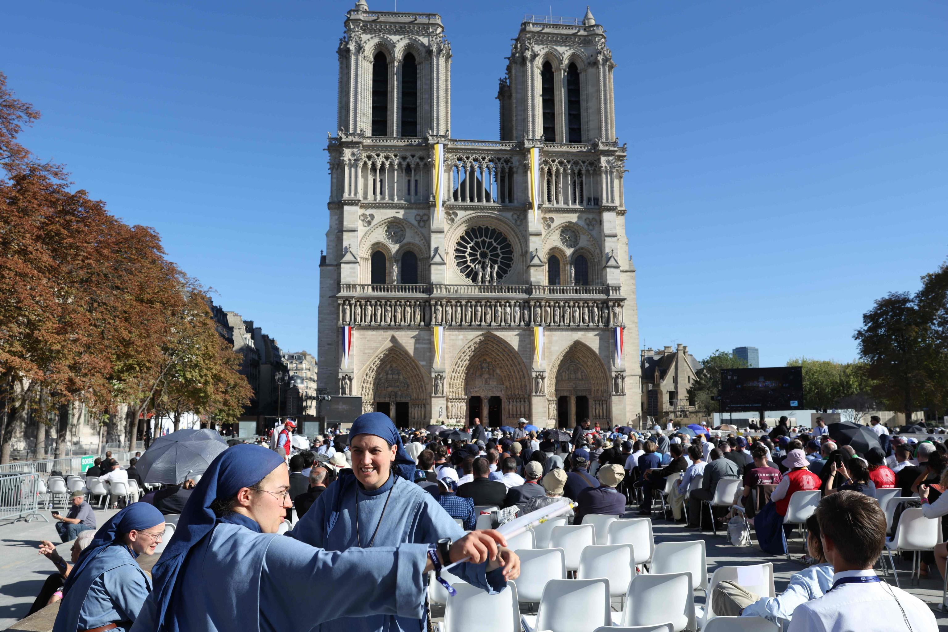 La facciata di Notre-Dame prima dell'arrivo del Papa