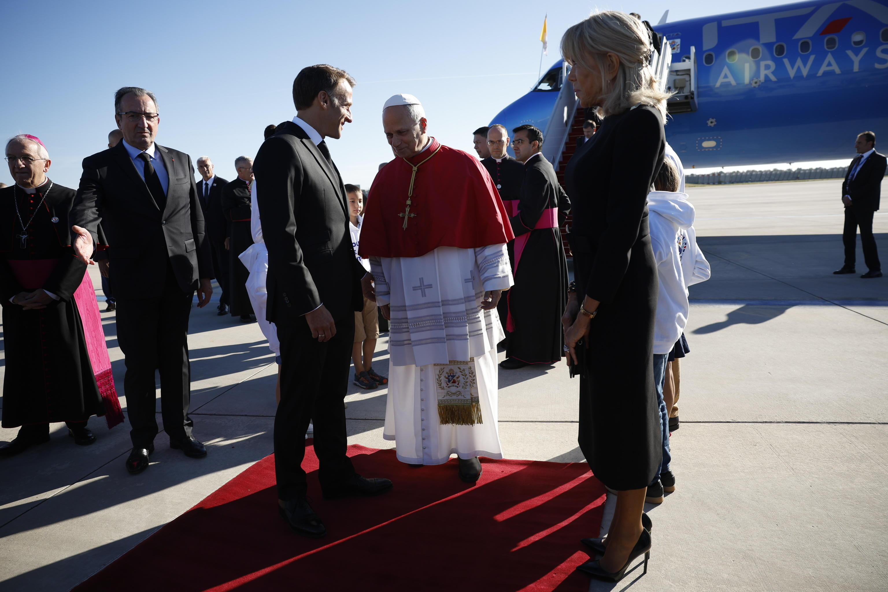 Papa Leone XIV al suo arrivo a Parigi accolto dal presidente della Repubblica francese, Emmauel Macron / ANSA