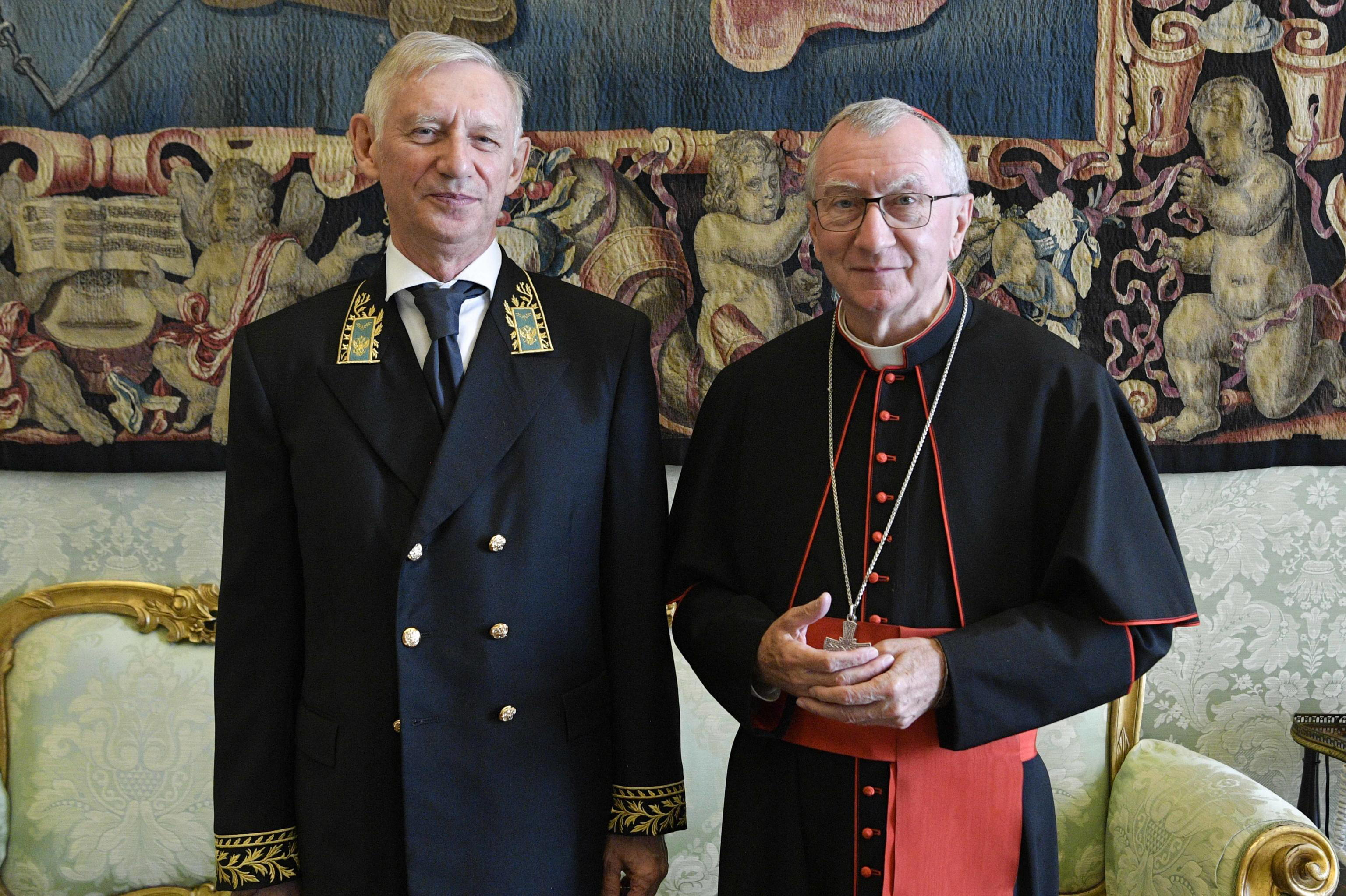 L'ambasciatore russo presso la Santa Sede Ivan Soltanovsky con il cardinale Pietro Parolin/ Ansa