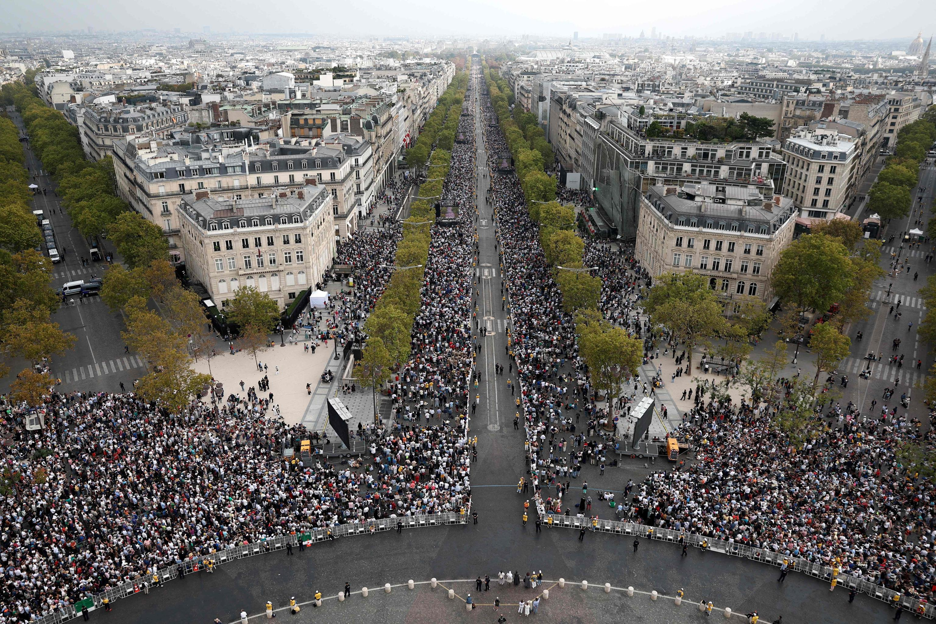 La folla fra gli Champs-Élysée, l'Arco di Trionfo e Place de la Concorde per la Messa a Parigi presieduta da papa Leone XIV / ANSA
