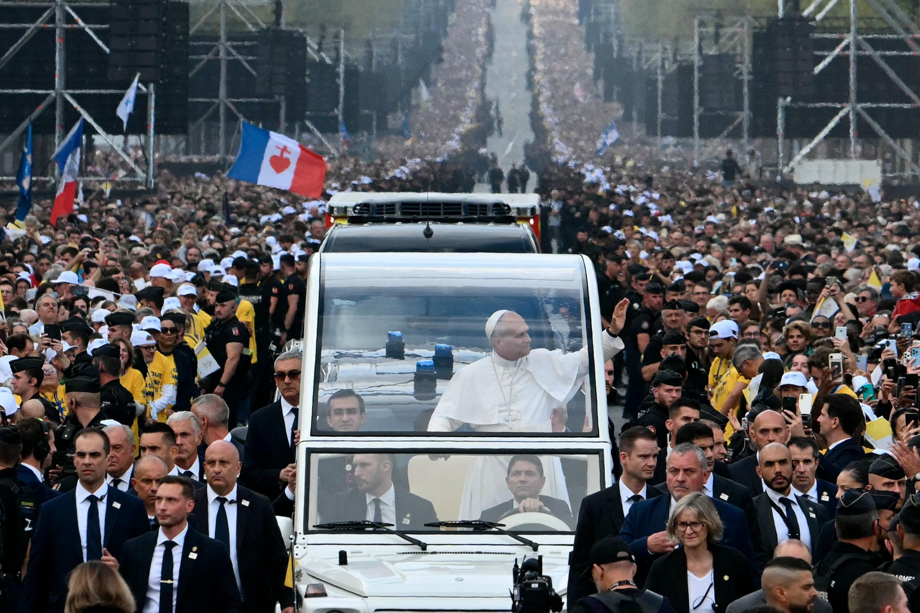 La folla fra gli Champs-Élysée, l'Arco di Trionfo e Place de la Concorde per la Messa a Parigi presieduta da papa Leone XIV / AFP