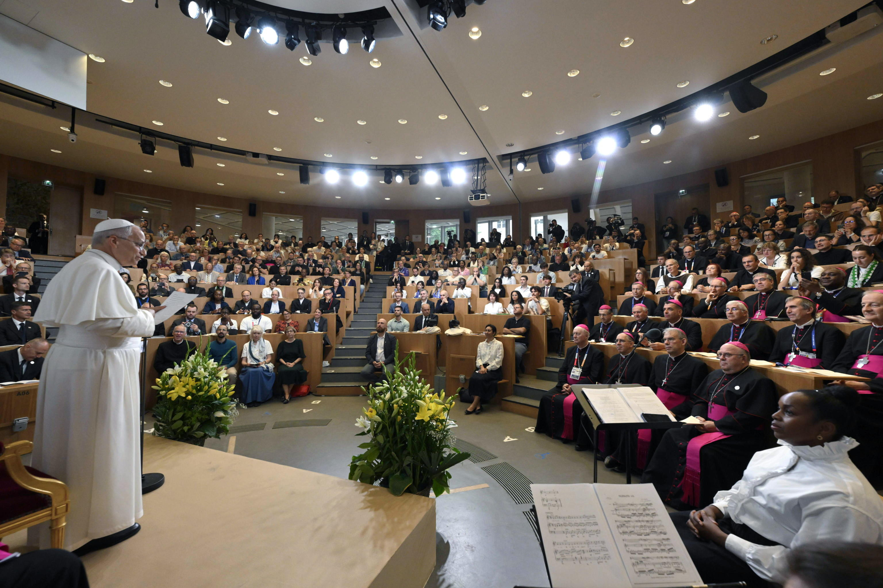 L'incontro di papa Leone con i neofiti e i catecumeni all'Istituto cattolico di Parigi /VATICAN MEDIA