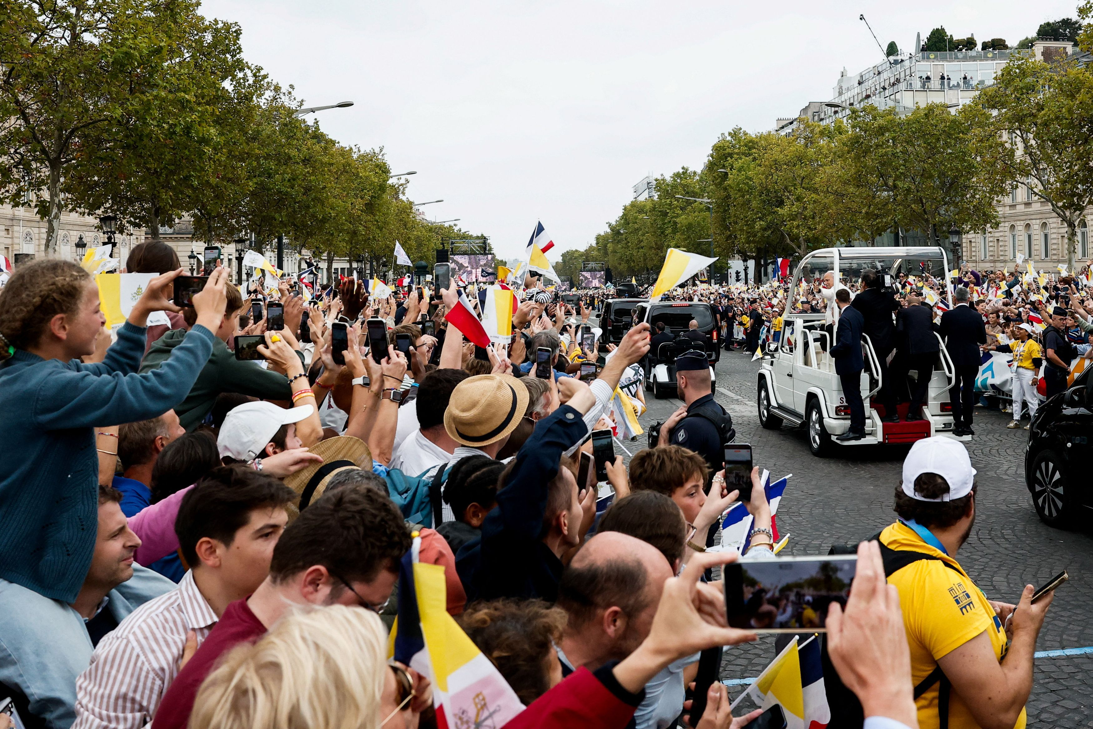 La folla fra gli Champs-Élysée, l'Arco di Trionfo e Place de la Concorde per la Messa a Parigi presieduta da papa Leone XIV / REUTERS