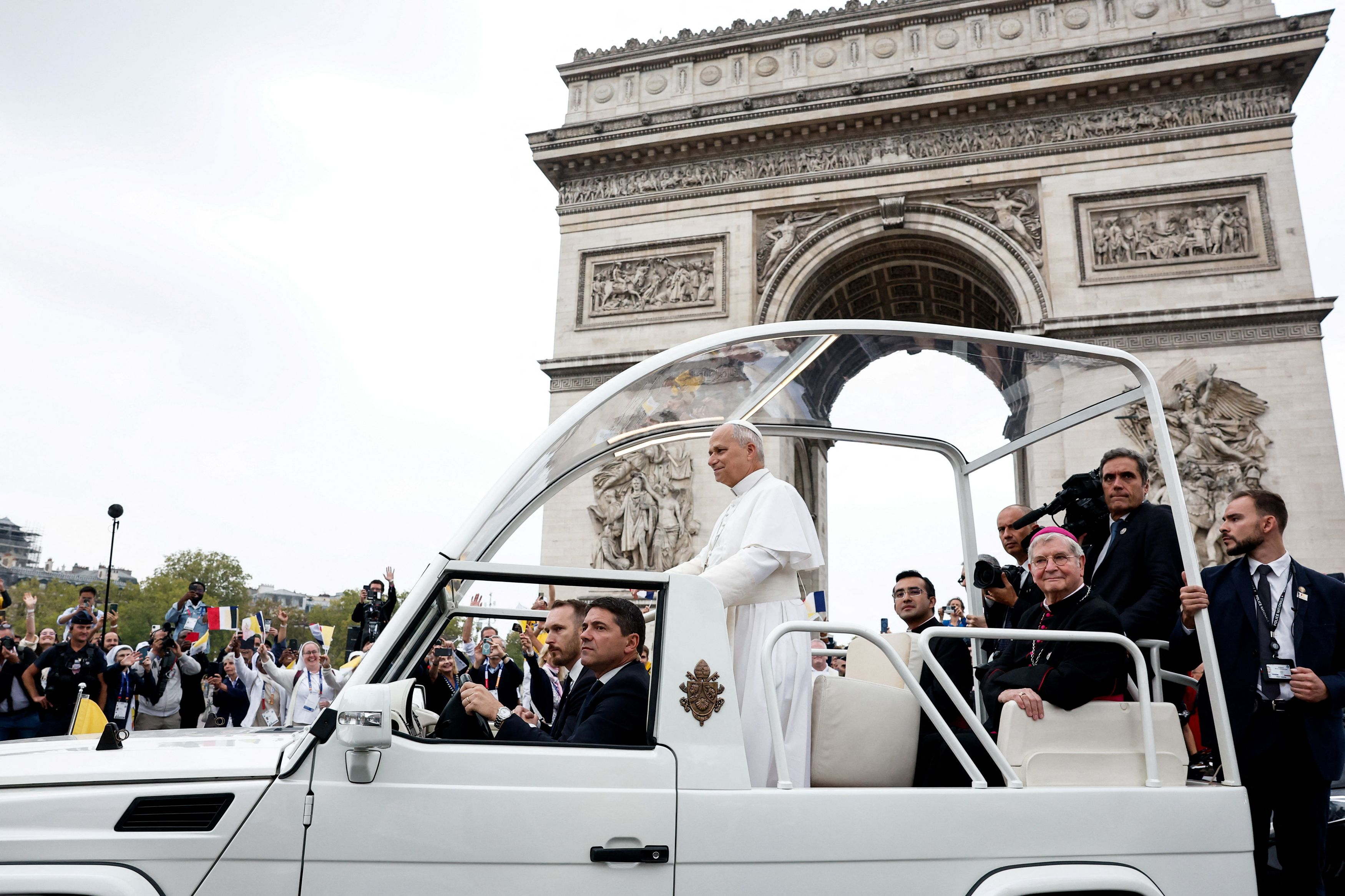 Leone XIV fra la folla a Parigi davanti all'Arco di Trionfo / REUTERS