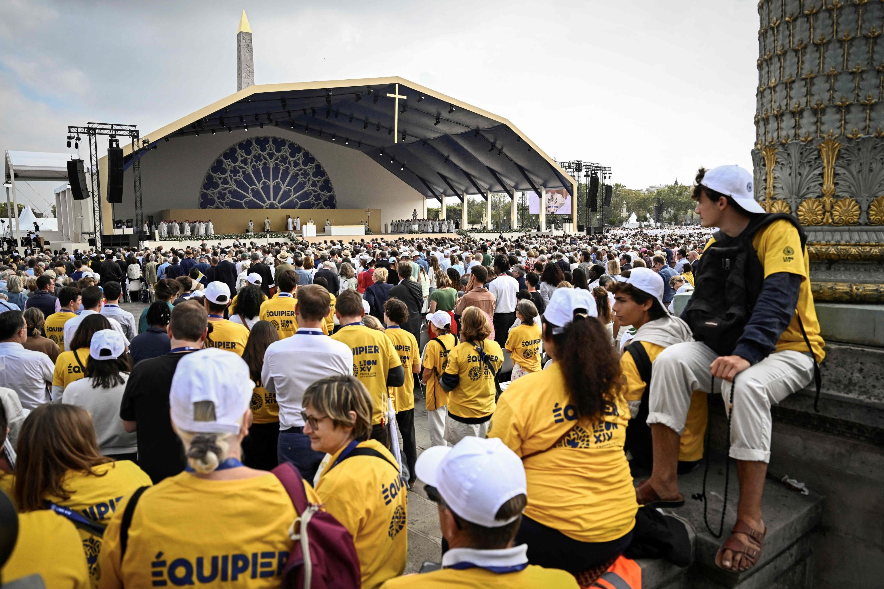 A Parigi la Messa presieduta da Leone XIV con la folla fra gli Champs-Élysée, l'Arco di Trionfo e Place de la Concorde / AFP