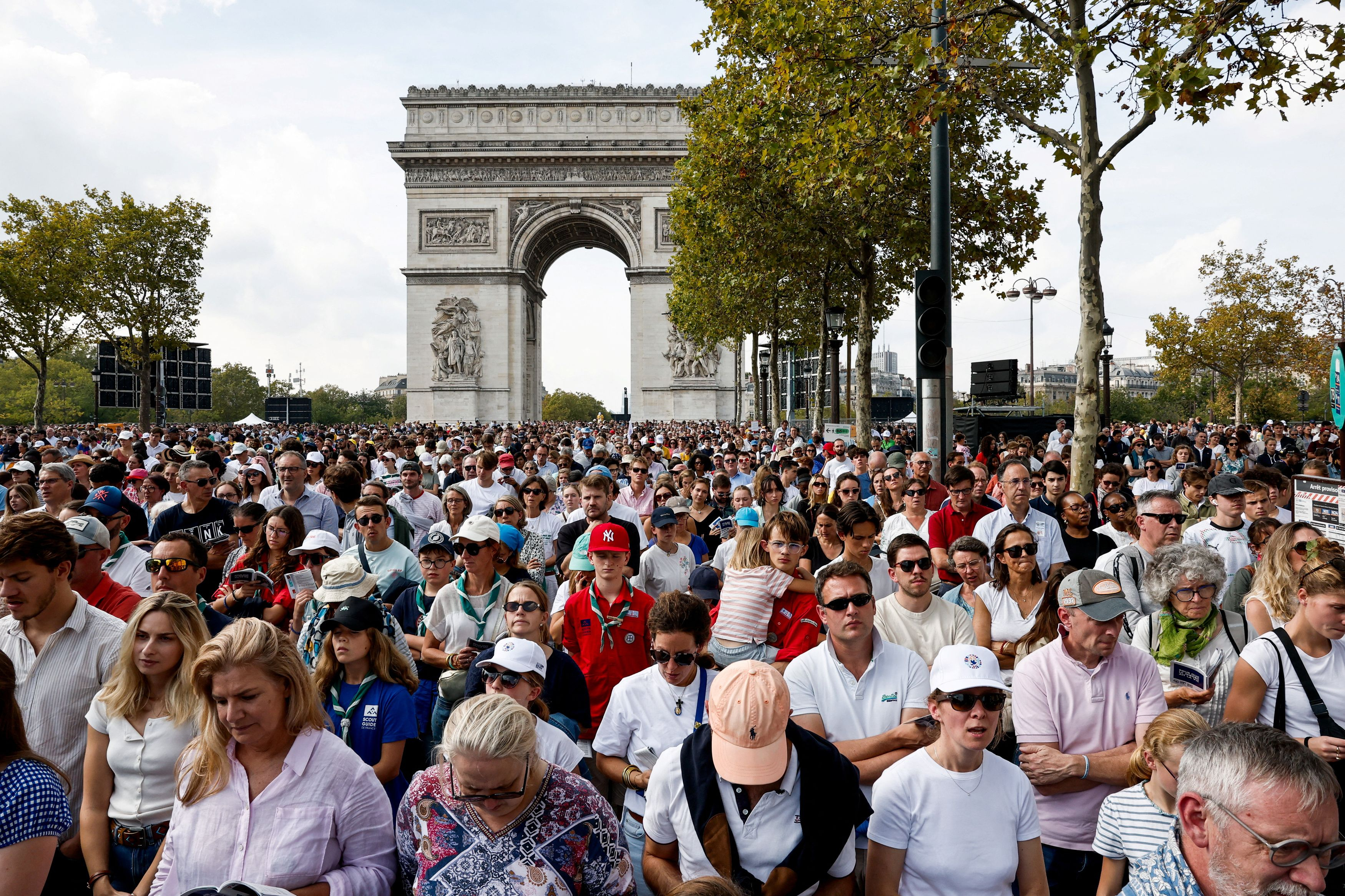 La folla fra gli Champs-Élysée, l'Arco di Trionfo e Place de la Concorde per la Messa a Parigi presieduta da papa Leone XIV / REUTERS