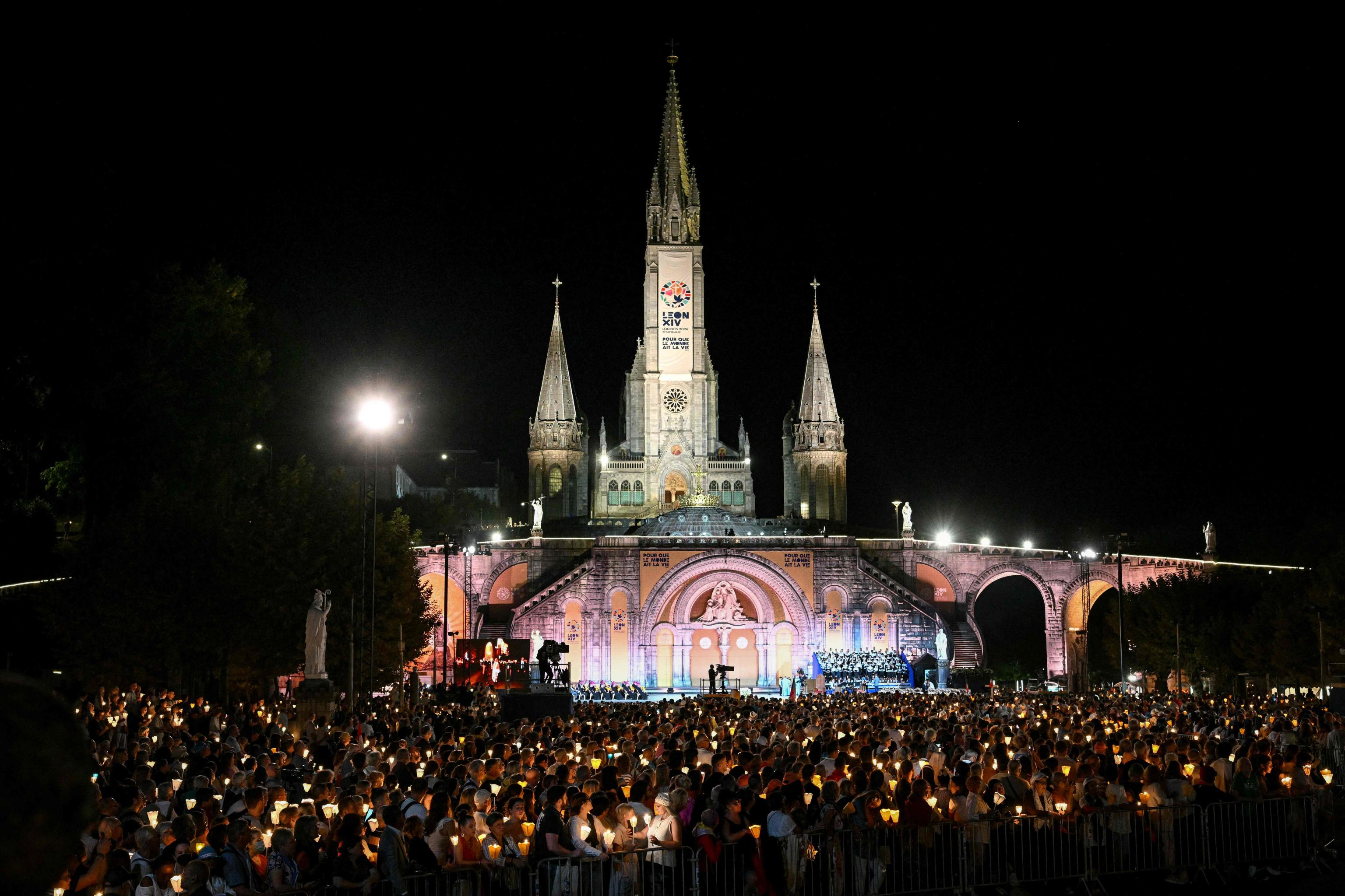 Il Rosario con papa Leone XIV nel santuario di Lourdes&nbsp; / AFP&nbsp;