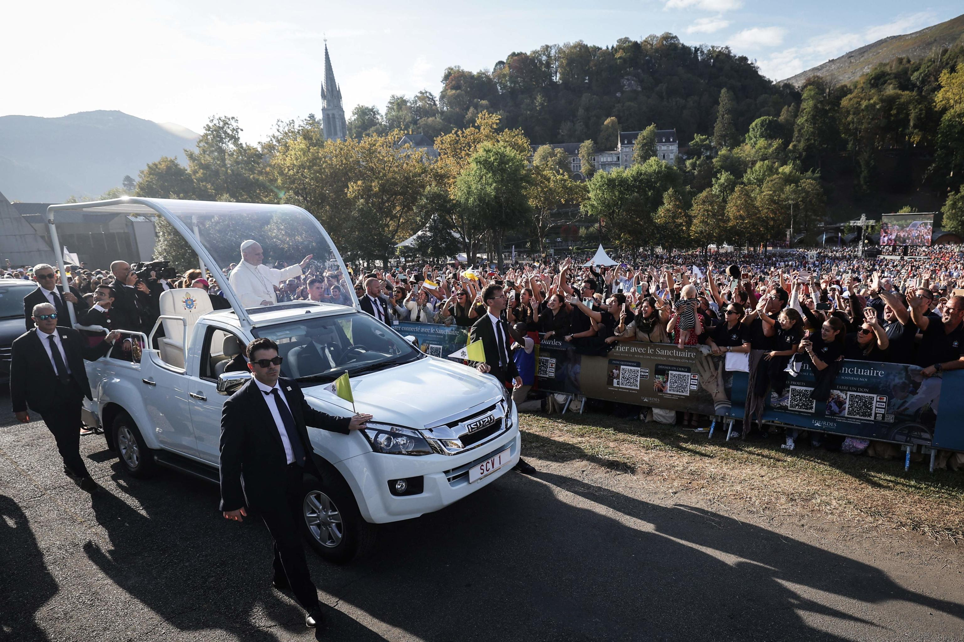 Papa Leone XIV fra i pellegrini e i malati prima della Messa celebrata nel santuario di Lourdes, seconda tappa della sua visita in Francia / AFP