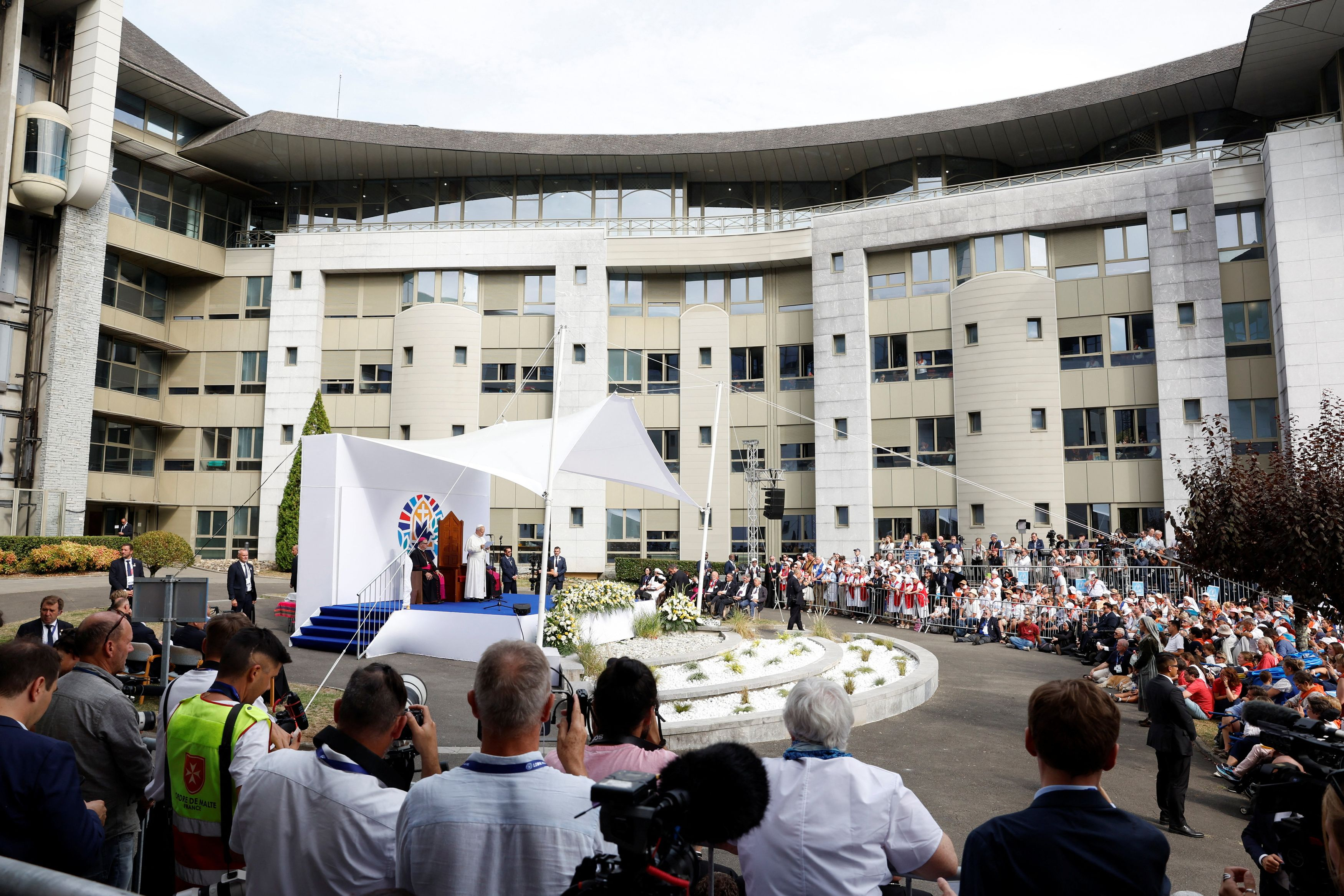 Papa Leone XIV fra operatori e assistiti dell’Accueil Notre-Dame nel santuario di Lourdes, seconda tappa della sua visita in Francia / REUTERS