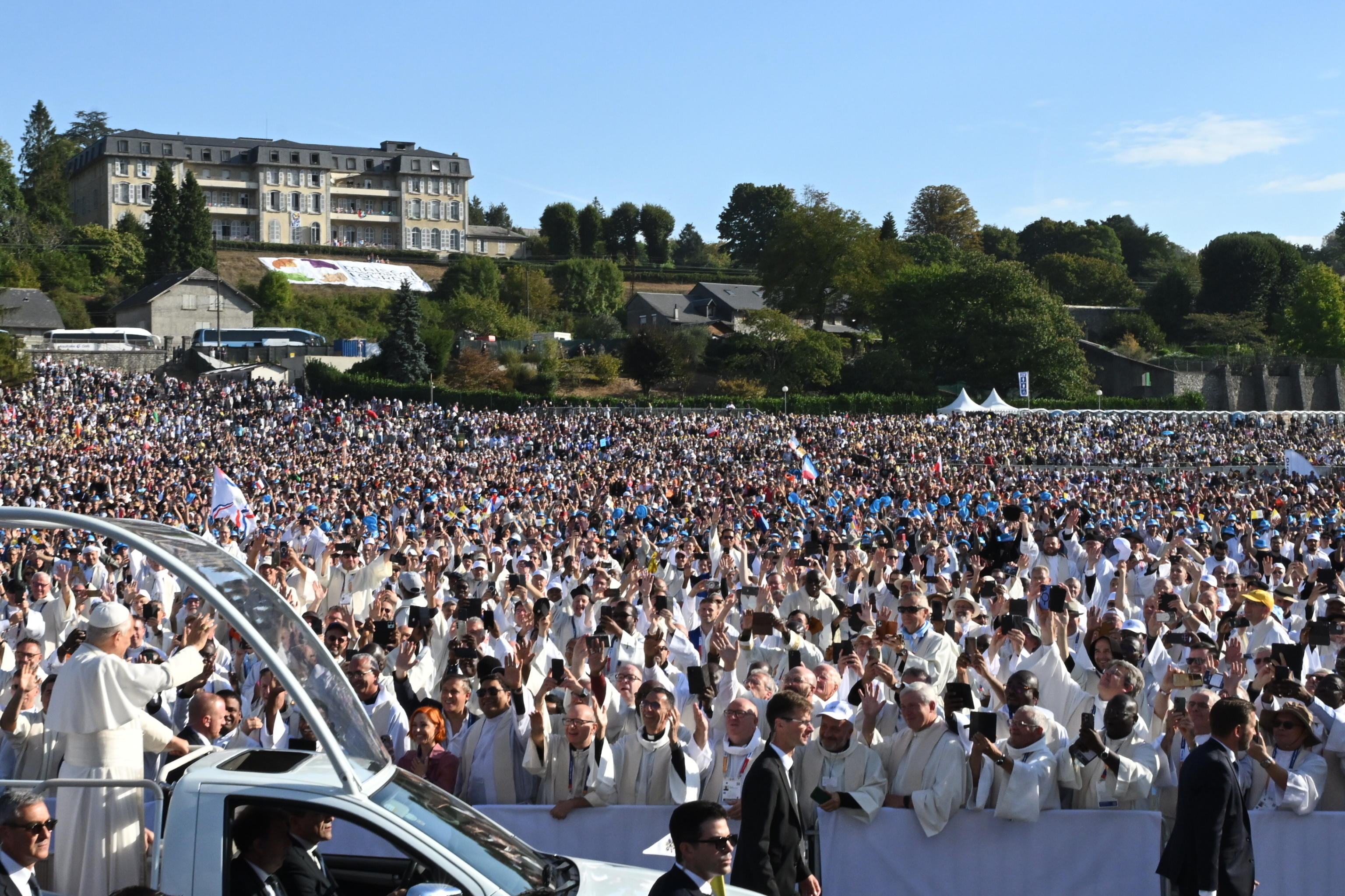 Papa Leone XIV fra i pellegrini e fra i malati prima della Messa celebrata nel santuario di Lourdes, seconda tappa della sua visita in Francia / ANSA
