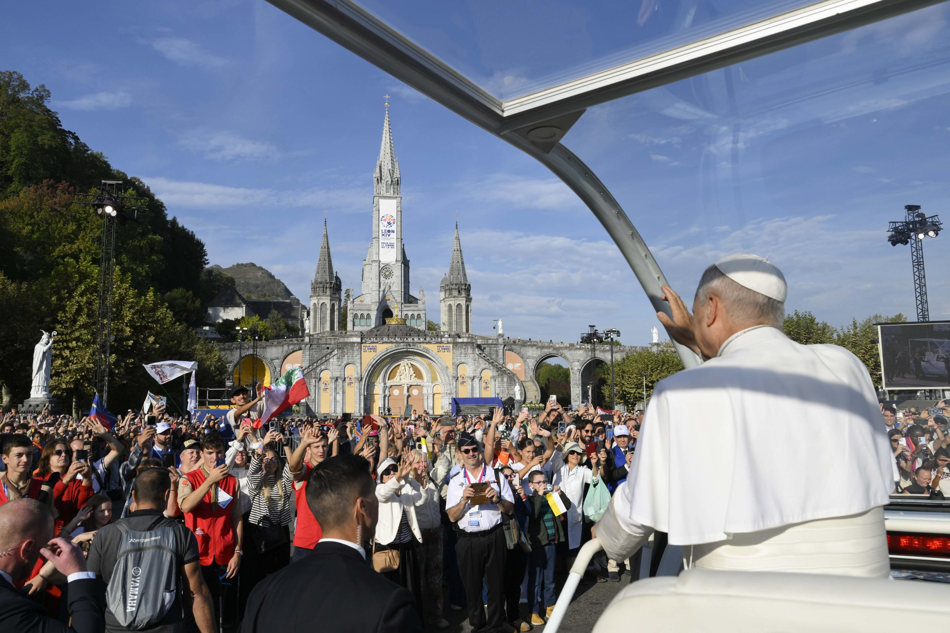 Papa Leone XIV fra i pellegrini prima della Messa celebrata nel santuario di Lourdes, seconda tappa della sua visita in Francia / ANSA/VATICAN&nbsp;