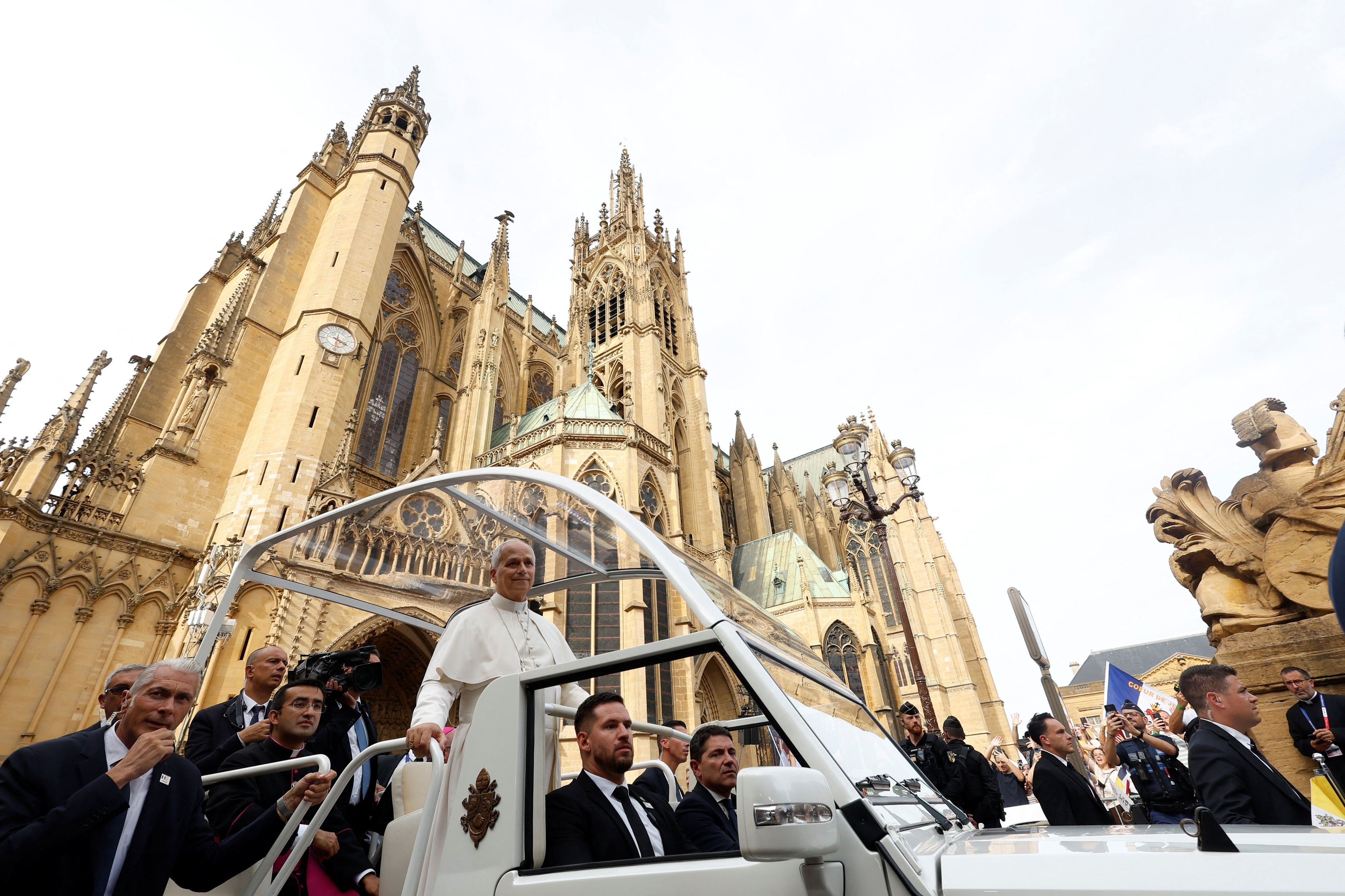 Leone XIV davanti alla Cattedrale di Metz dove conclude con la Messa il suo viaggio in Francia / REUTERS<br data-empty="true"><div data-empty="true"><br></div>