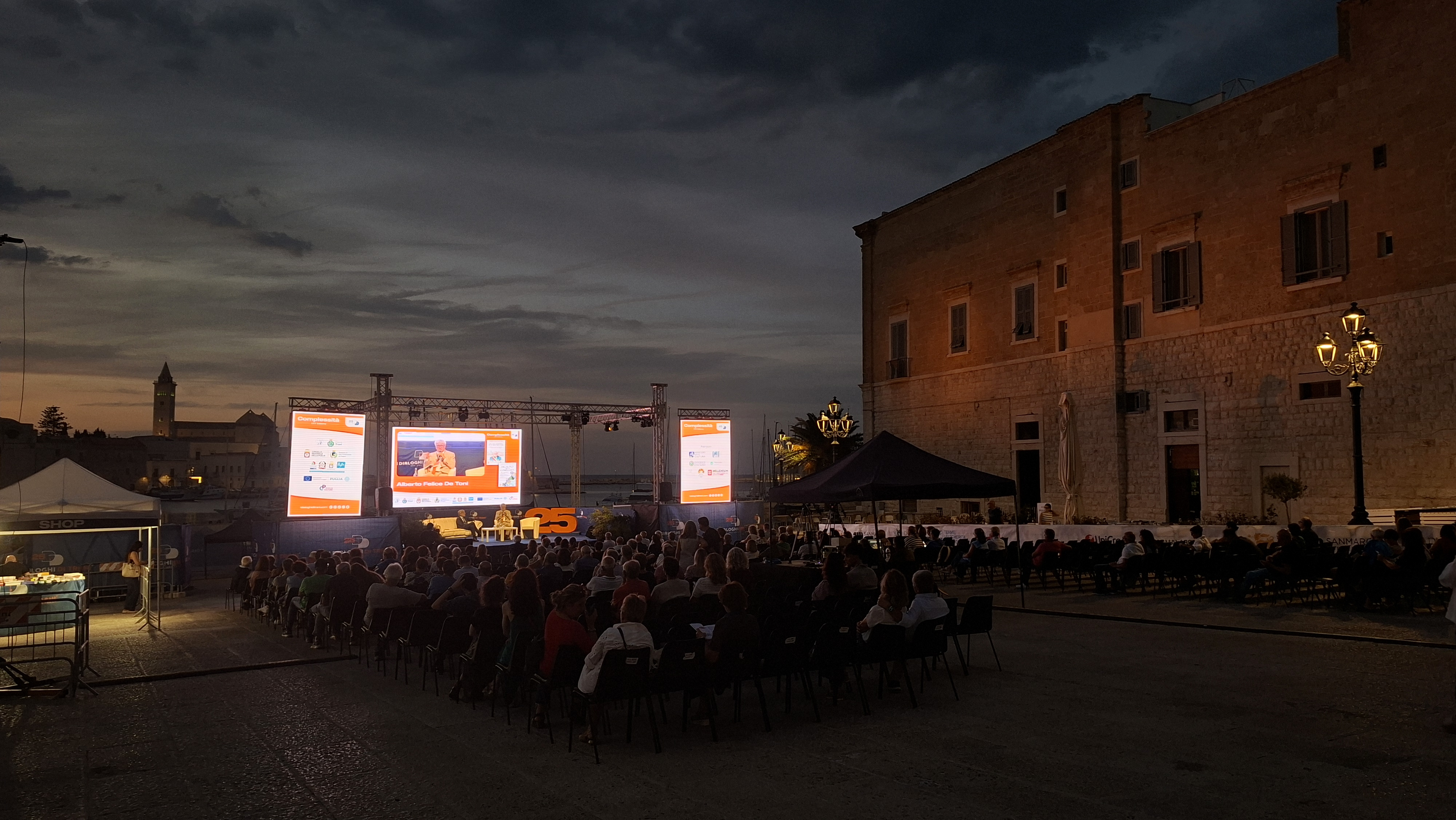 Una serata dei "Dialoghi di Trani" in piazza Quercia / G.Matarazzo