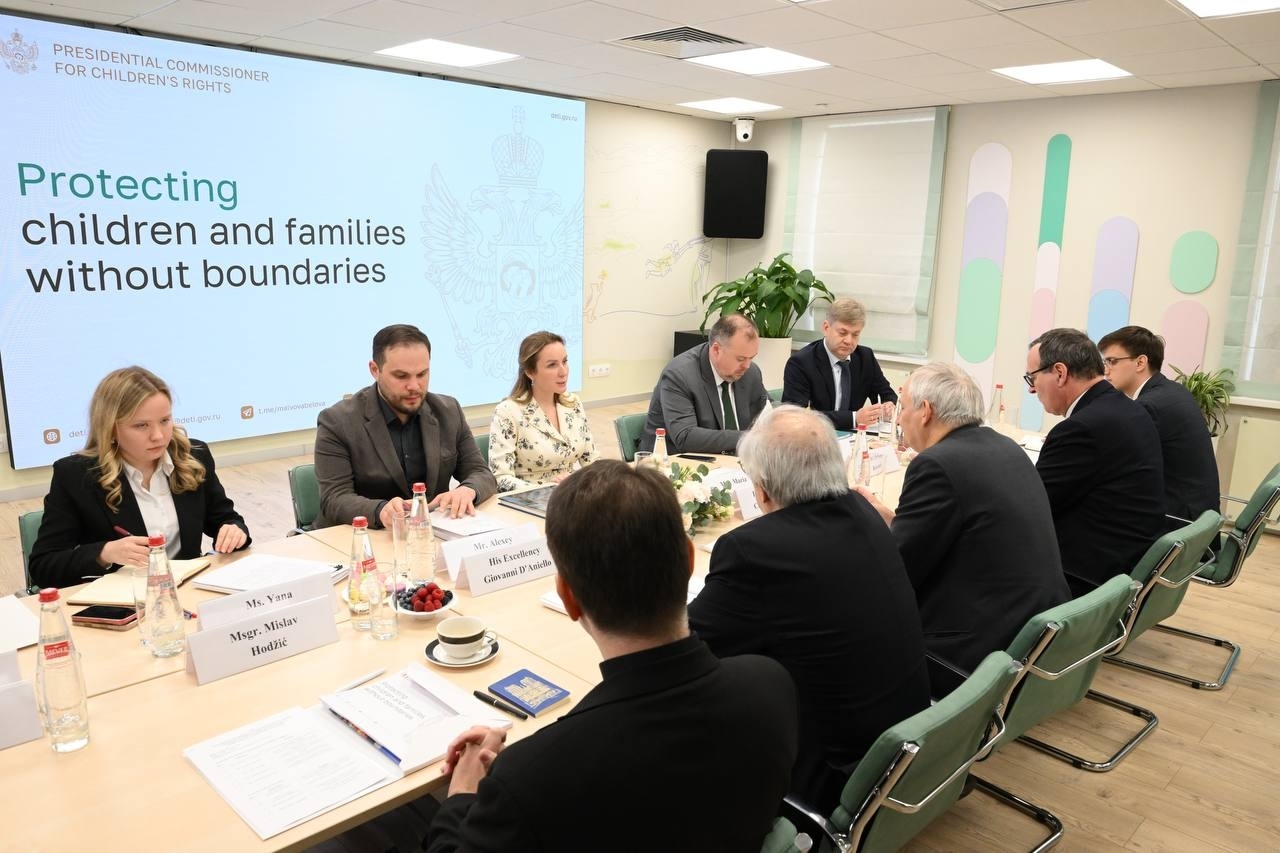 Il cardinale Matteo Zuppi a Mosca durante il colloquio con la commissaria russa per i diritti dell'infanzia, Maria Lvova-Belova / Commissaria russa per i diritti dell'infanzia