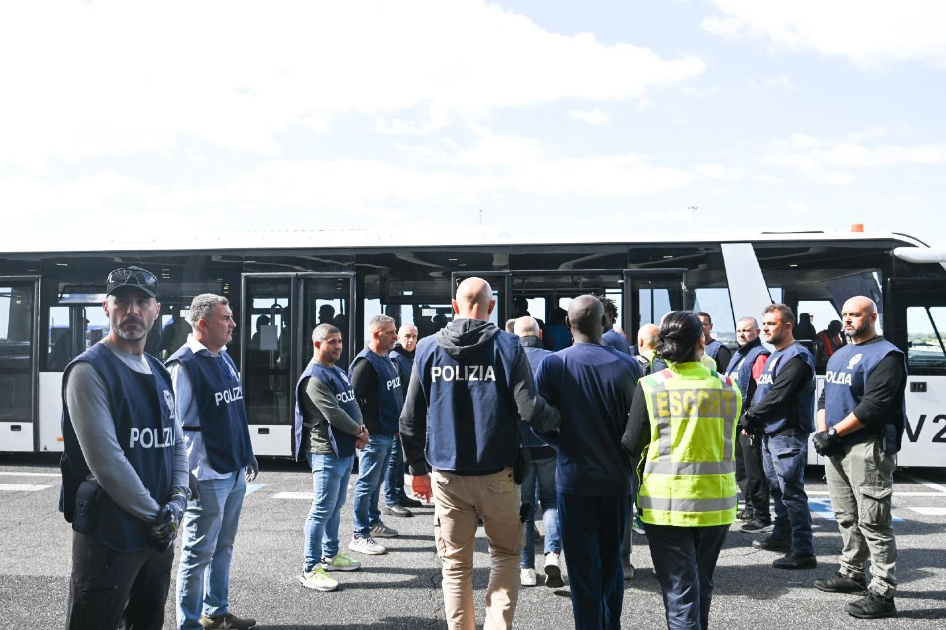 A Roma, lo scorso 26 settembre, operazioni di rimpatrio di 46 migranti irregolari nigeriani con un volo charter diretto a Lagos / ANSA