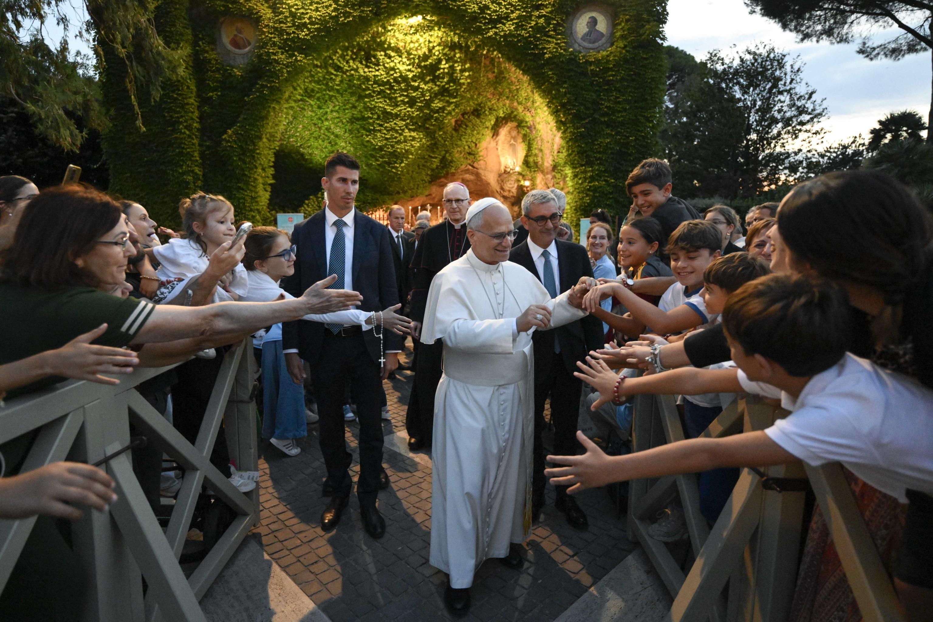 Papa Leone XIV con i bambini per la preghiera del Rosario alla grotta di Lourdes nei Giardini Vaticani / Vatican Media