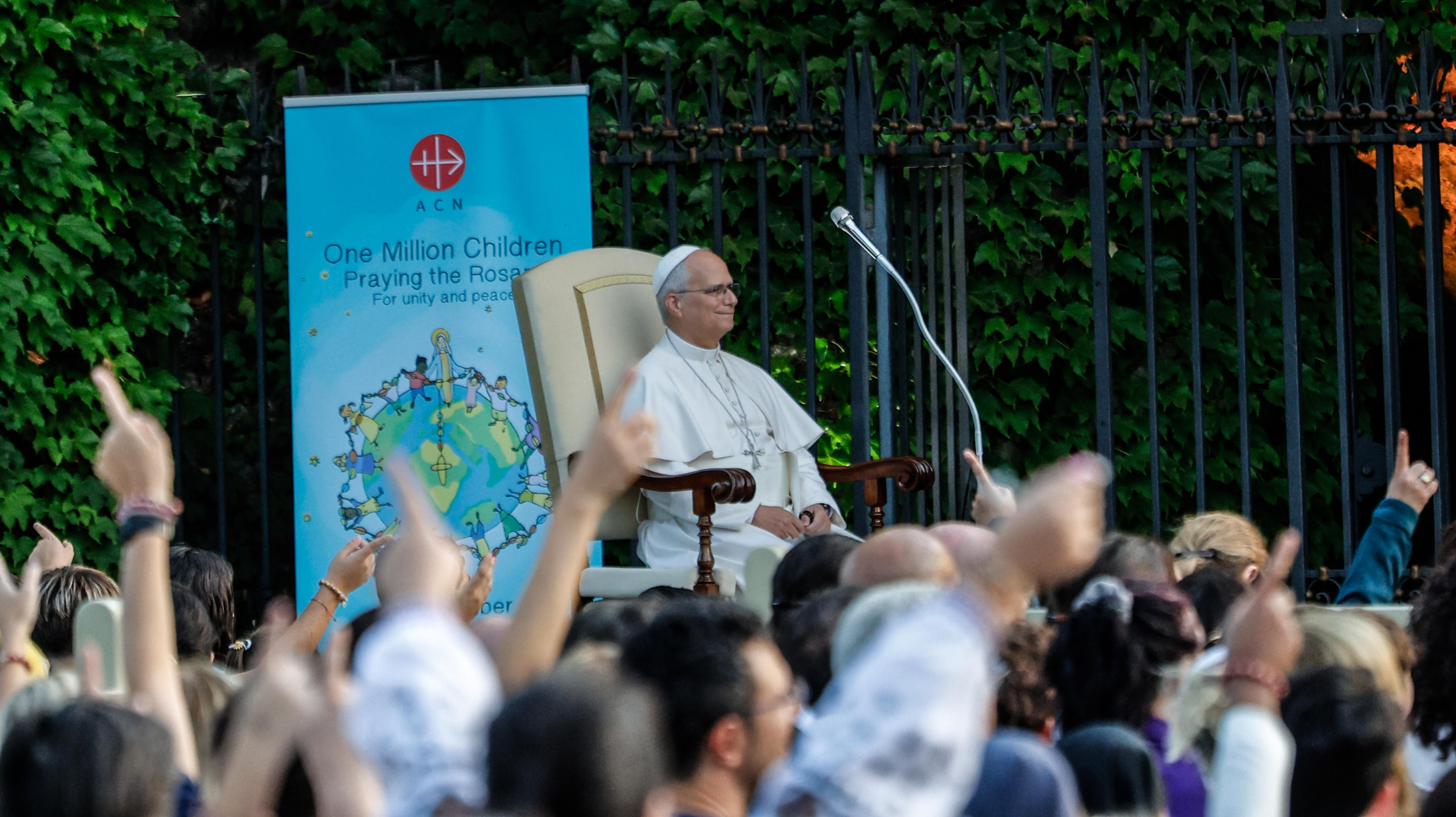 Papa Leone XIV durante la preghiera del Rosario con i bambini alla grotta di Lourdes nei Giardini Vaticani / Ansa