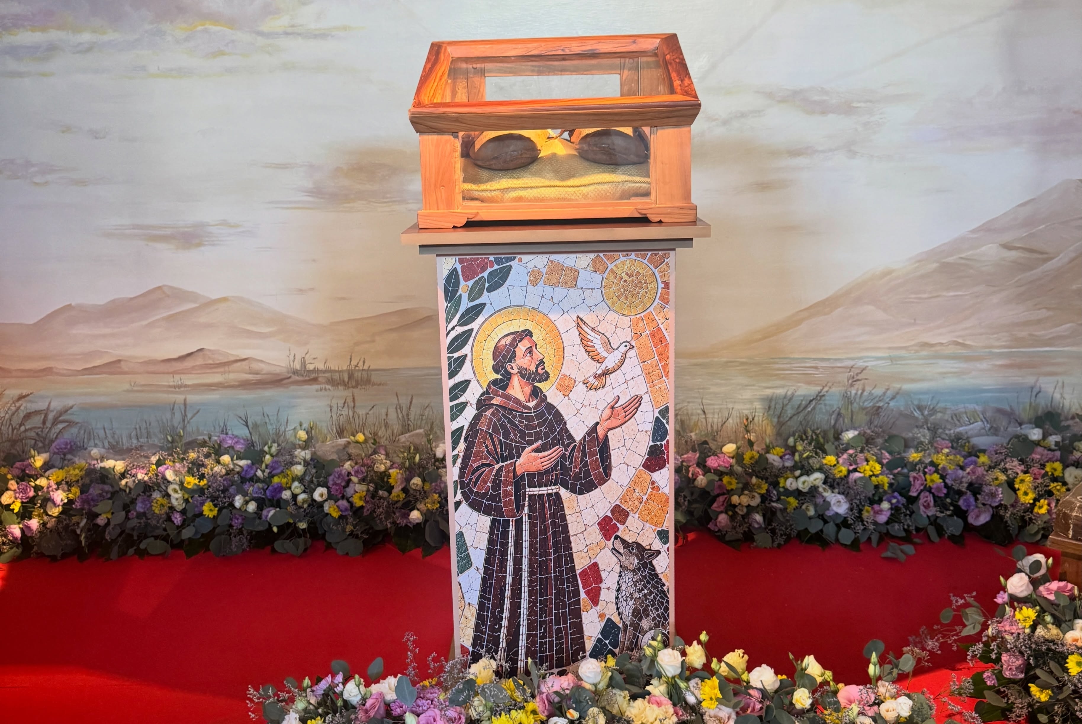 La teca con i calzari custoditi nella chiesa di San Francesco a Brindisi/ Dal profilo Instagram di don Cosimo Schena