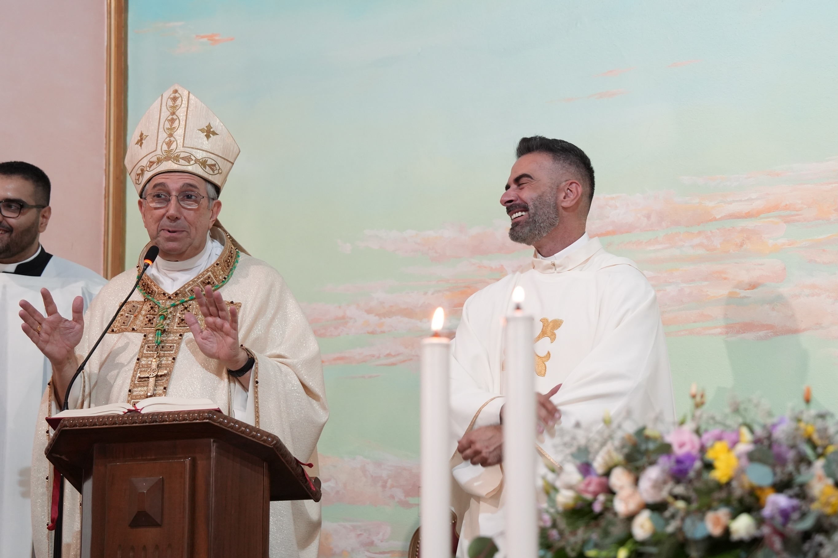 Un momento delle celebrazioni per la peregrinatio della reliquia con la Messa presieduta dall'arcivescovo di Bari-Bitonto Giuseppe Satriano. Accanto al presule il parroco don Cosimo Schena/ Dal profilo Instagram di don Schena