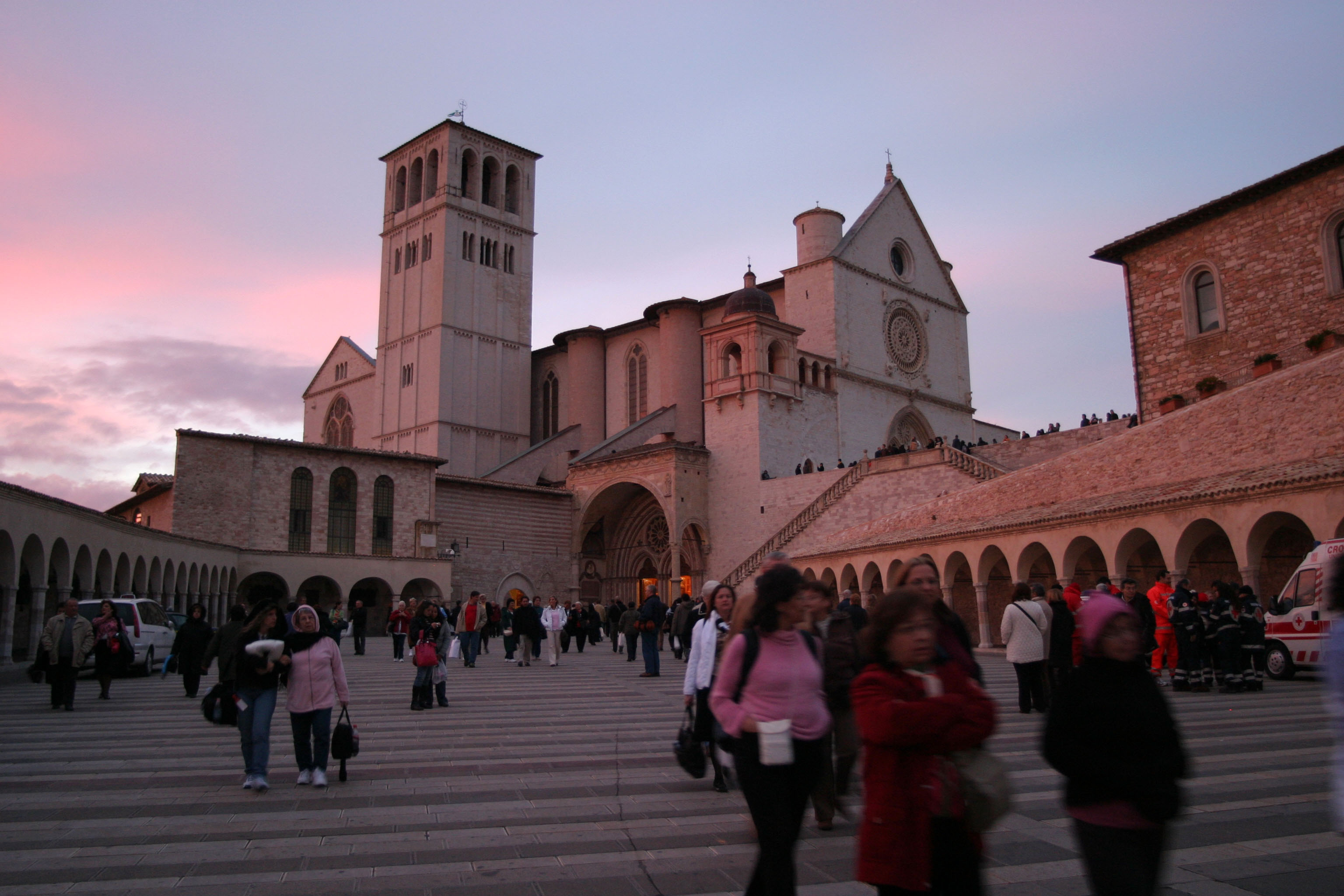 Pellegrini davanti alla Basilica di San Francesco e nella Piazza Inferiore, ad Assisi / foto Siciliani