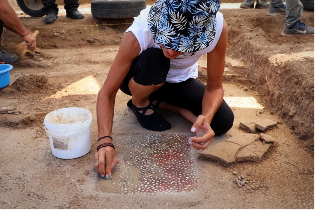 Un'archeologa al lavoro nel sito di Mieza / Ministero della Cultura della Grecia