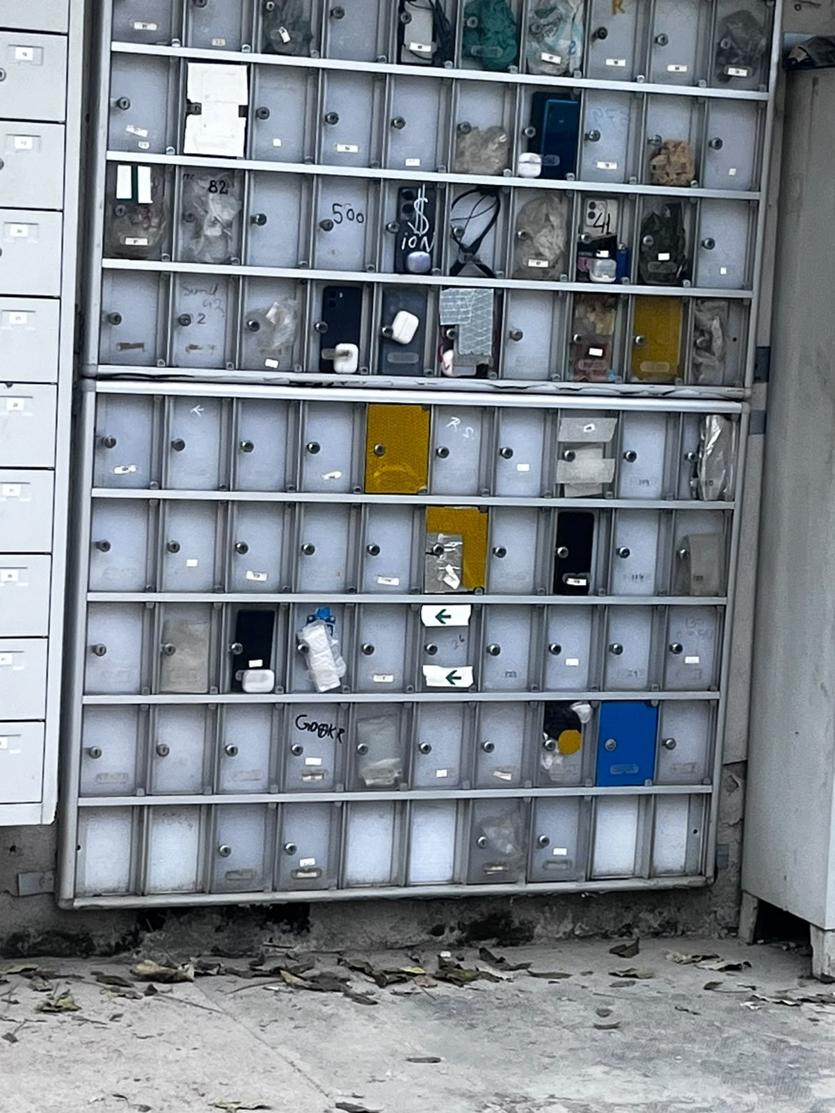 Le cassette di sicurezza per i telefonini, che devono essere lasciati fuori dal cantiere del consolato americano