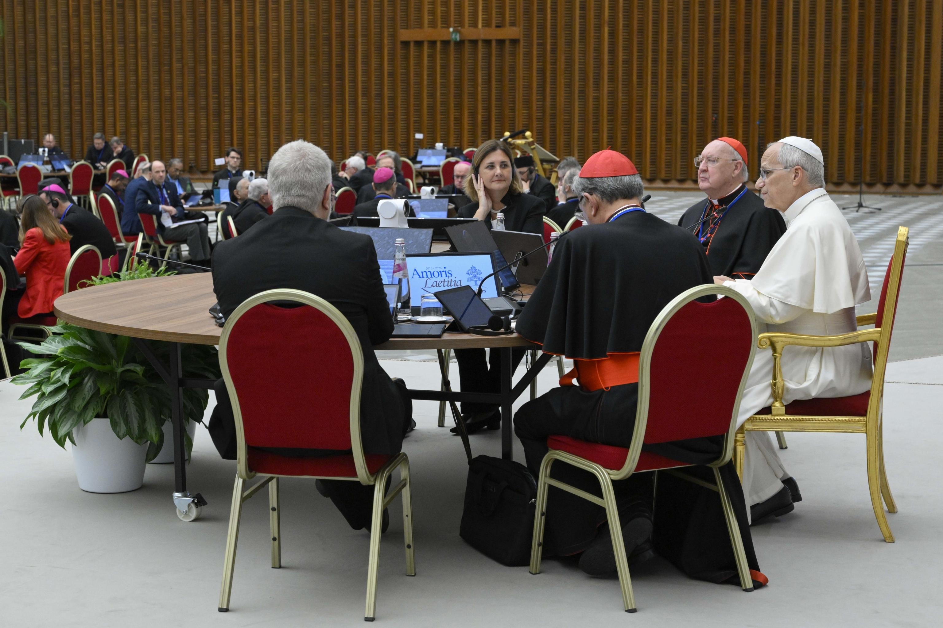 Papa Leone XIV apre in Vaticano l'incontro sulla famiglia con i vescovi di tutto il mondo / VATICAN MEDIA