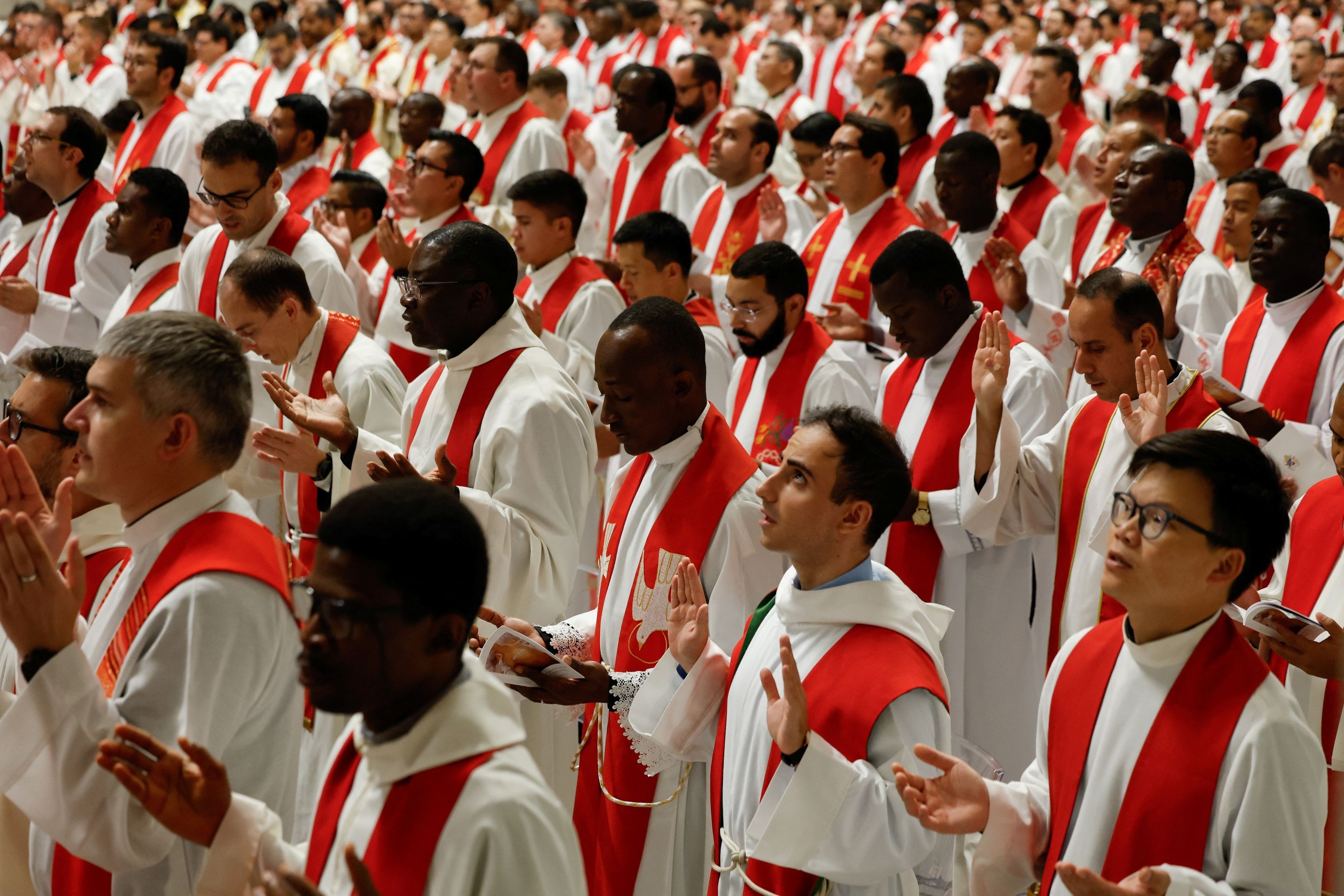 Sacerdoti presenti alla Messa in occasione dell'apertura dell'anno accademico delle Università pontificie, nella Basilica di San Pietro, 8 ottore 2026 - REUTERS/Remo Casilli