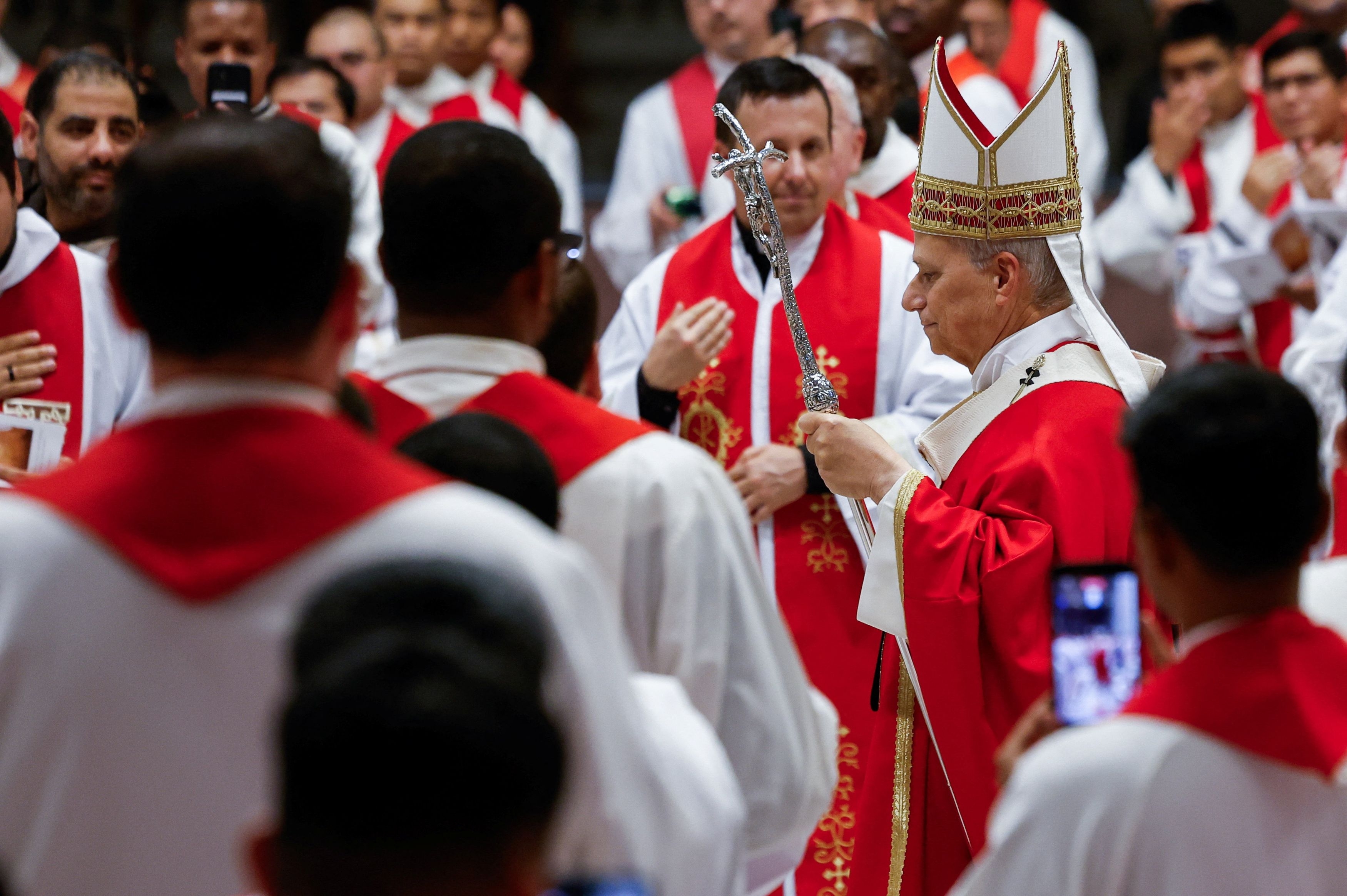 Leone XIV in processione tra i fedeli durante la Messa in occasione dell'apertura dell'anno accademico delle Università pontificie, nella Basilica di San Pietro, 8 ottore 2026 - REUTERS/Remo Casilli