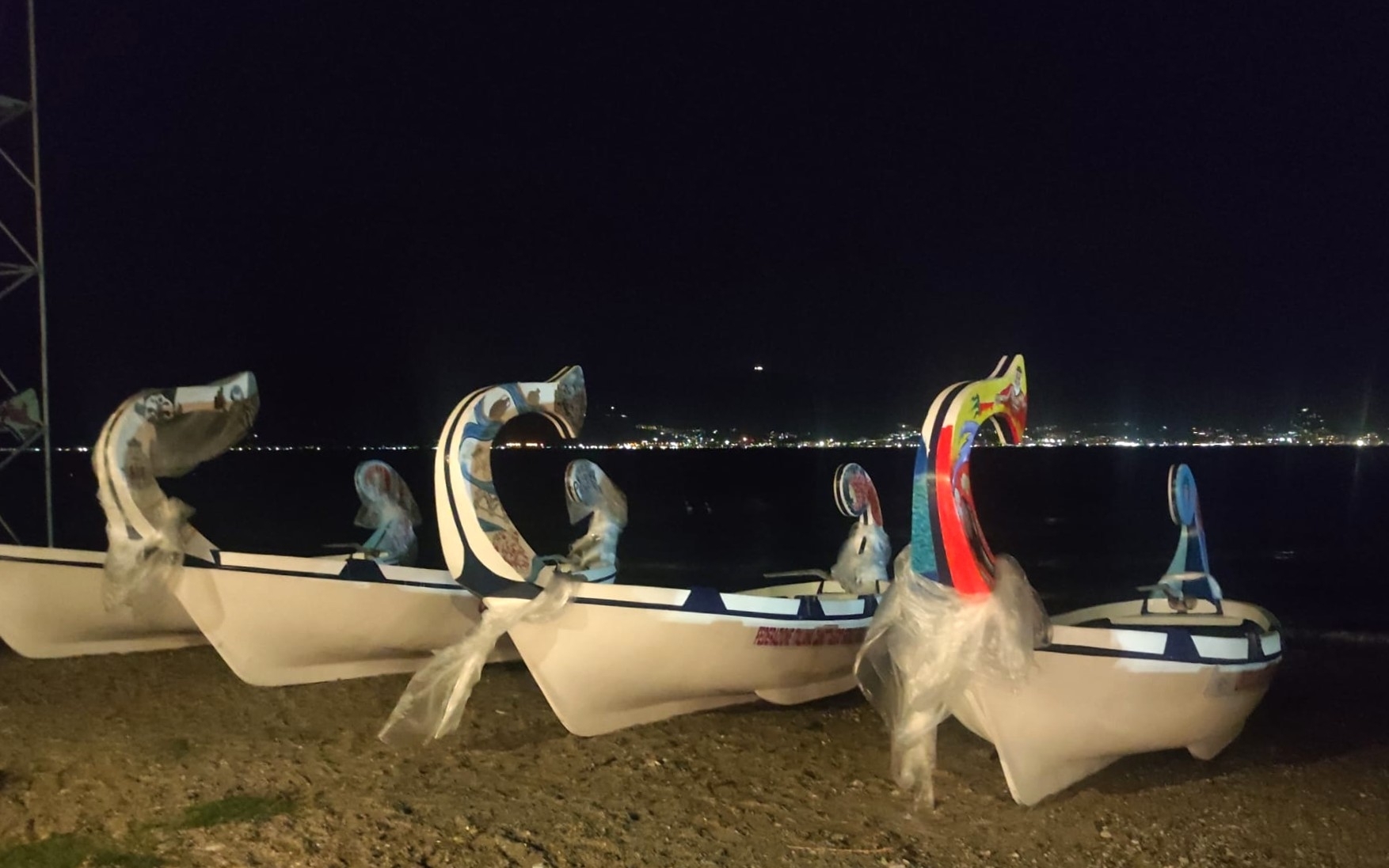 Le imbarcazioni decorate per la XXI Royal Edition della Regata del Mediterraneo, in notturna, in programma a Reggio Calabria / Ufficio stampa