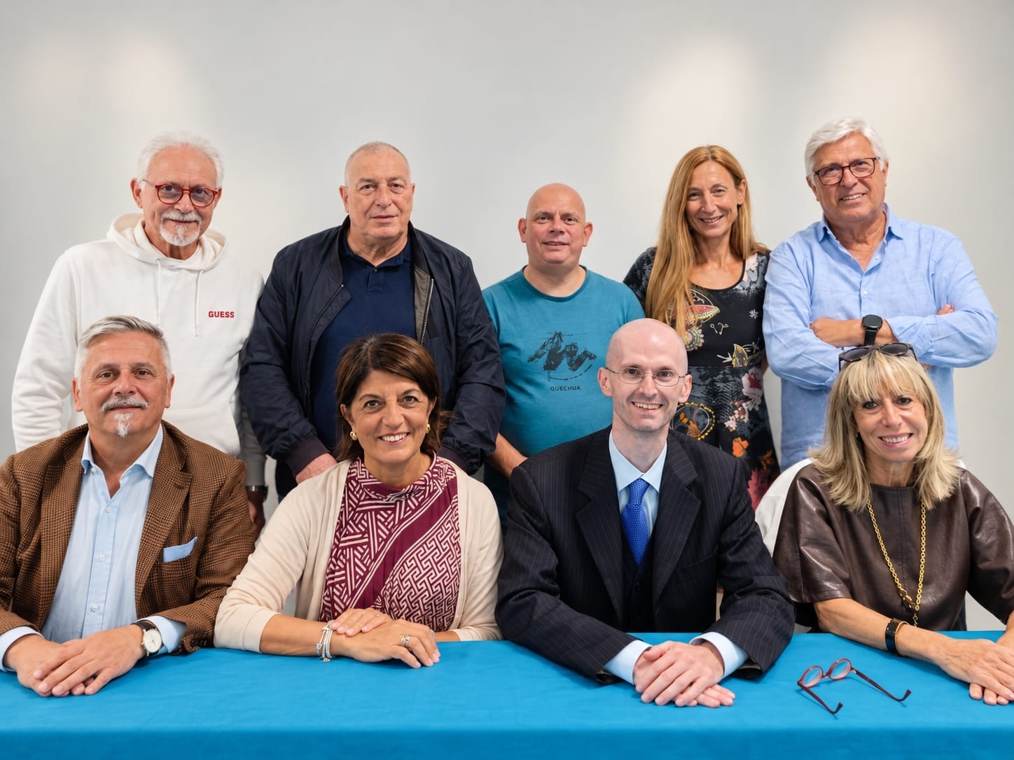 Violo (secondo da destra in prima fila) assieme alla nuova Giunta esecutiva