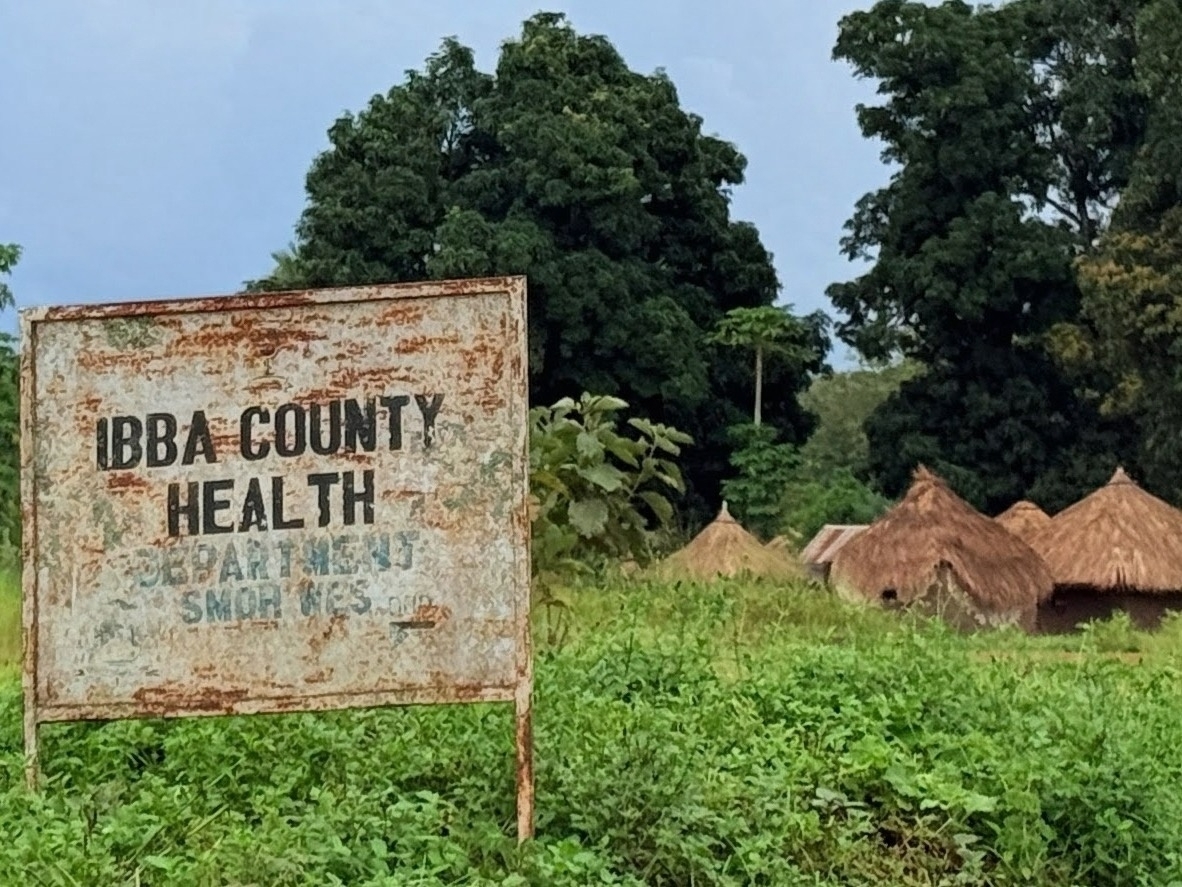 L'ingresso di un centro sanitario a Ibba / Amref-Scavo