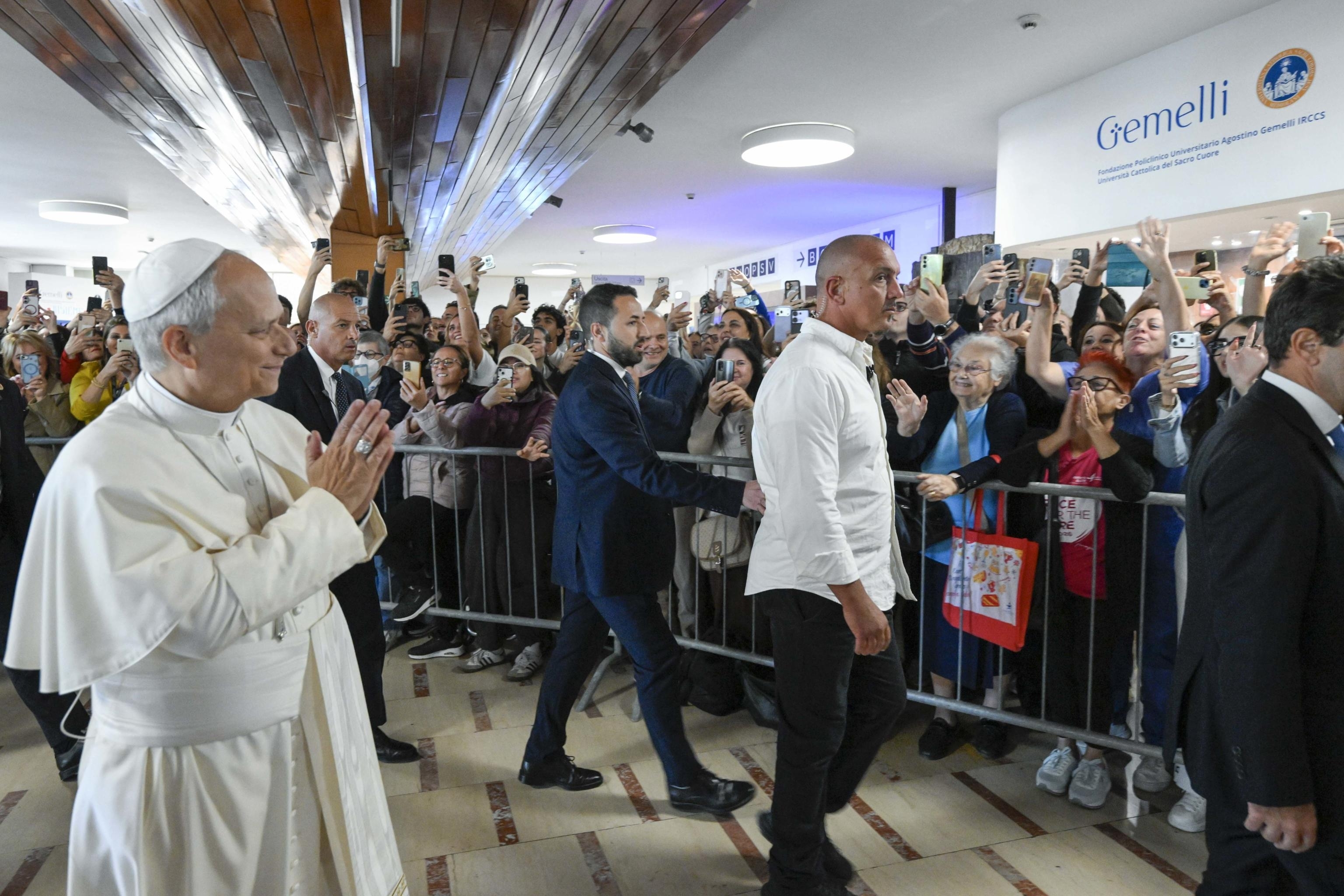 L'arrivo di papa Leone XIV al policlinico "Gemelli" di Roma per il ricovero e l'intervento al polmone / VATICAN MEDIA