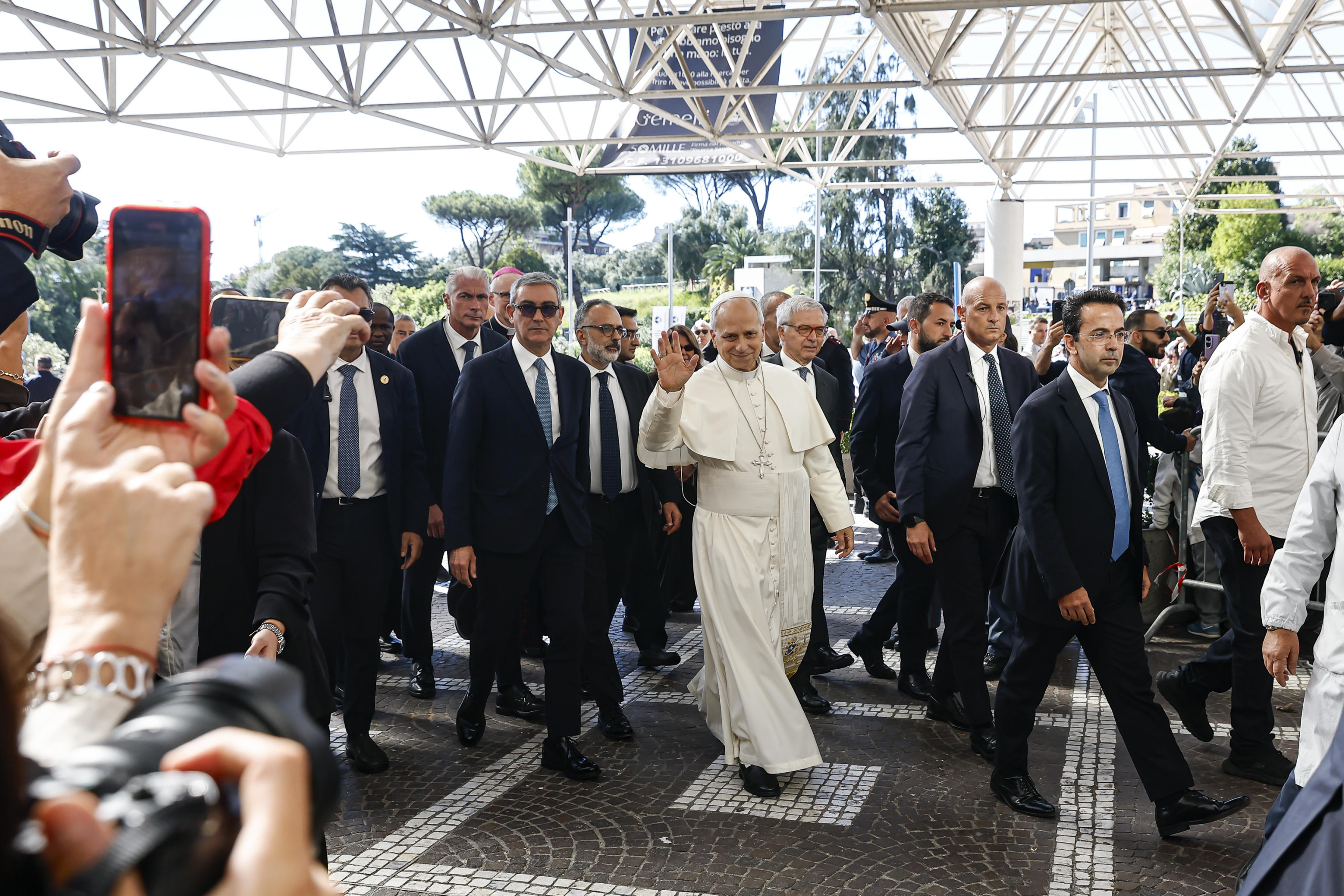 L'arrivo di papa Leone XIV al policlinico "Gemelli" di Roma per il ricovero e l'intervento al polmone / Ansa