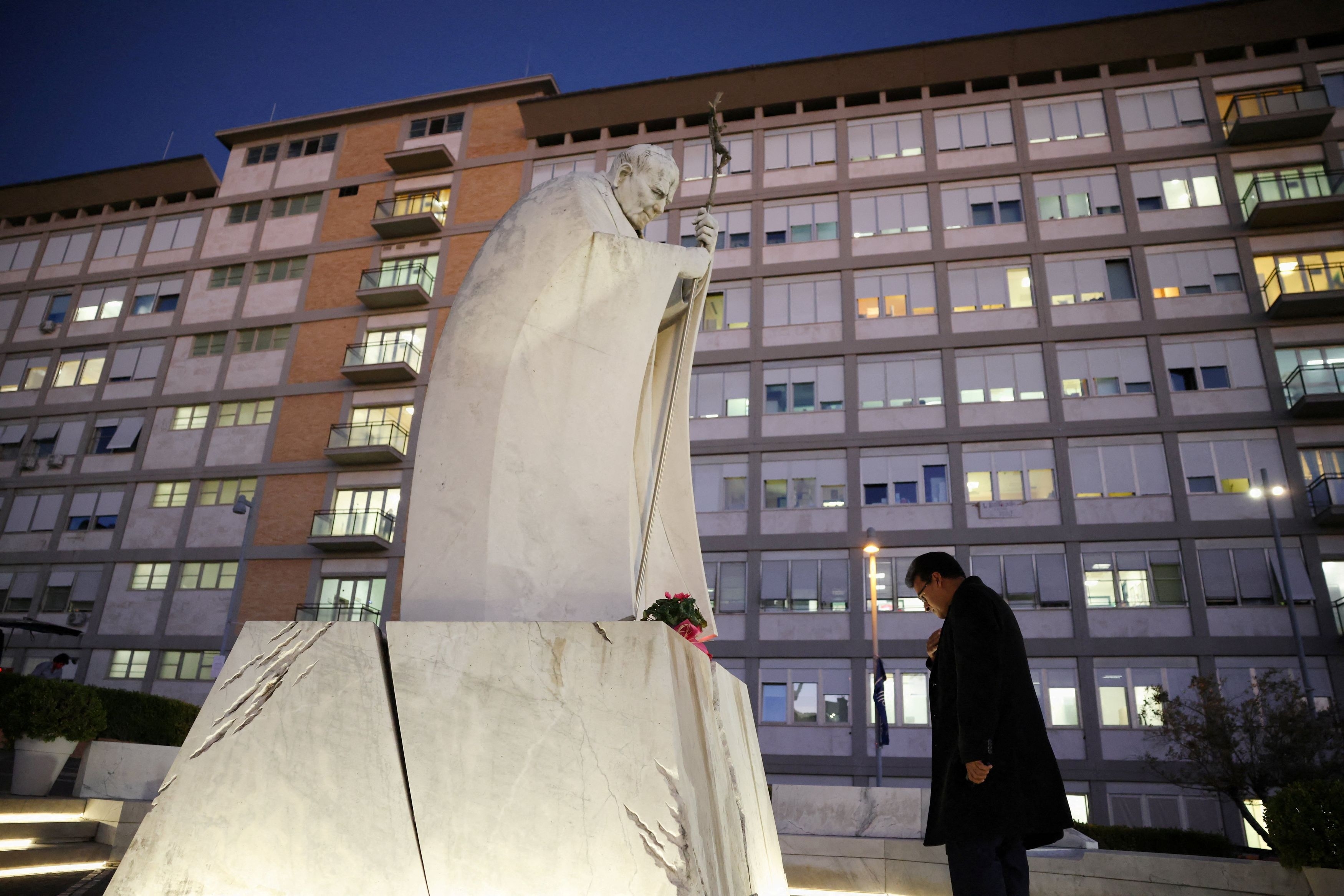 La preghiera della gente comune per il Papa al policlinico "Gemelli" di Roma / REUTERS
