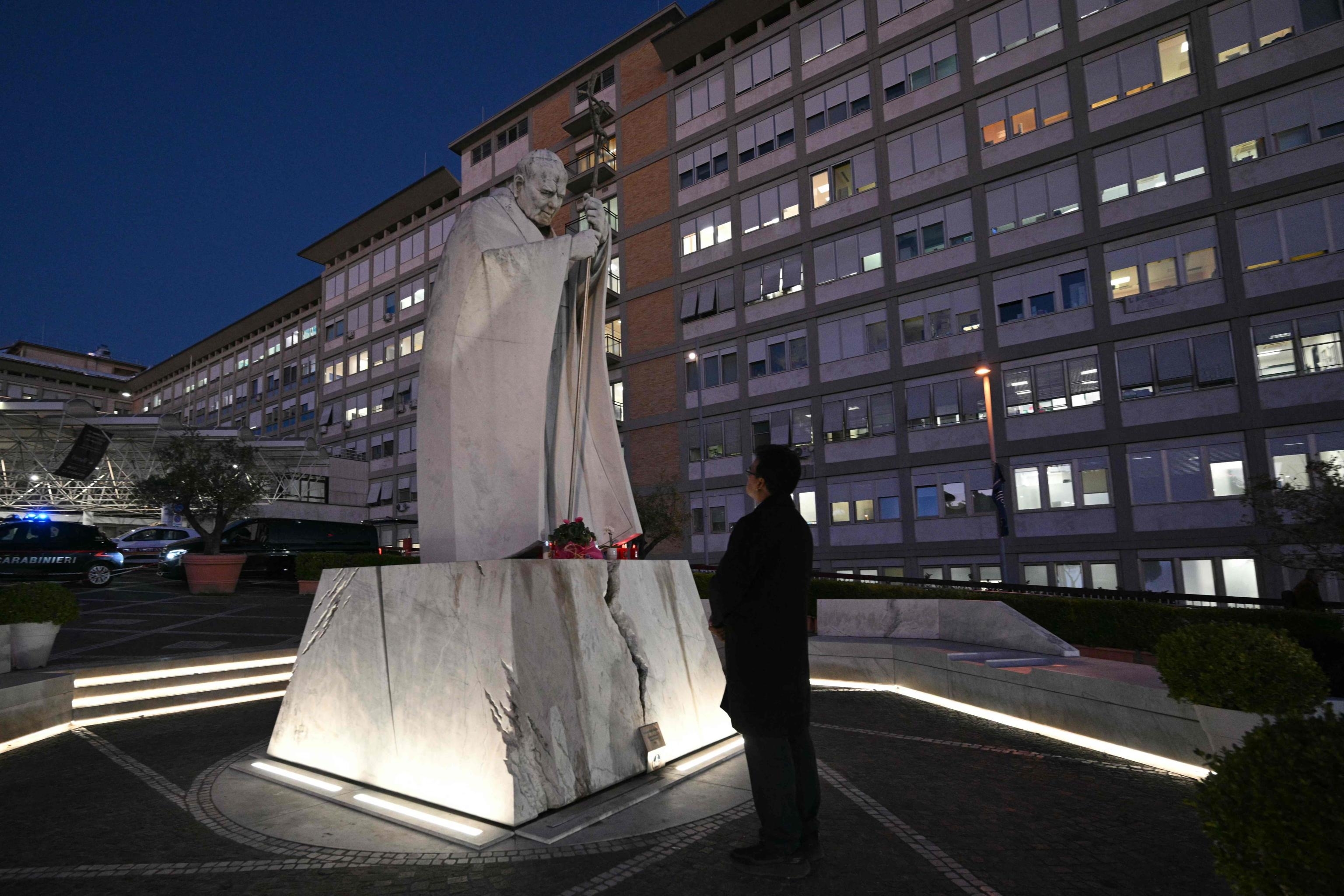 La preghiera della gente davanti al policlinico "Gemelli" dove è ricoverato il Papa / AFP
