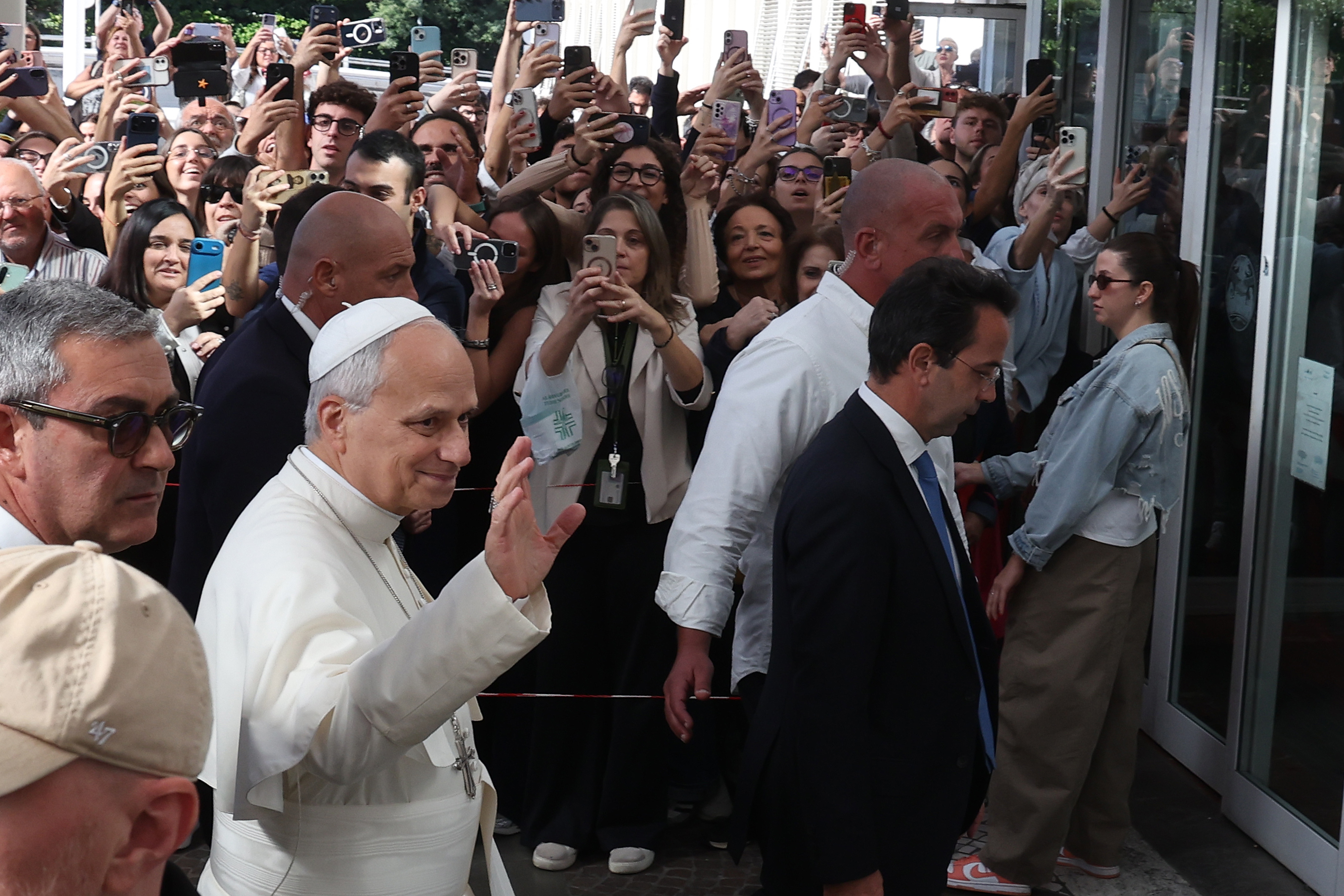 L'arrivo di papa Leone XIV ieri al policlinico "Gemelli" dove nel pomeriggio è stato operato