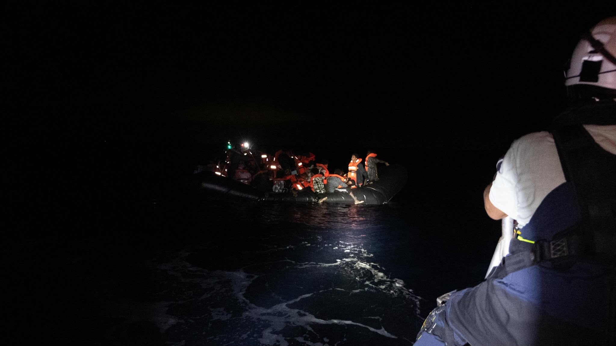 Il primo soccorso notturno effettuato da Sea Watch nella notte tra domenica e lunedì/SeaWatch