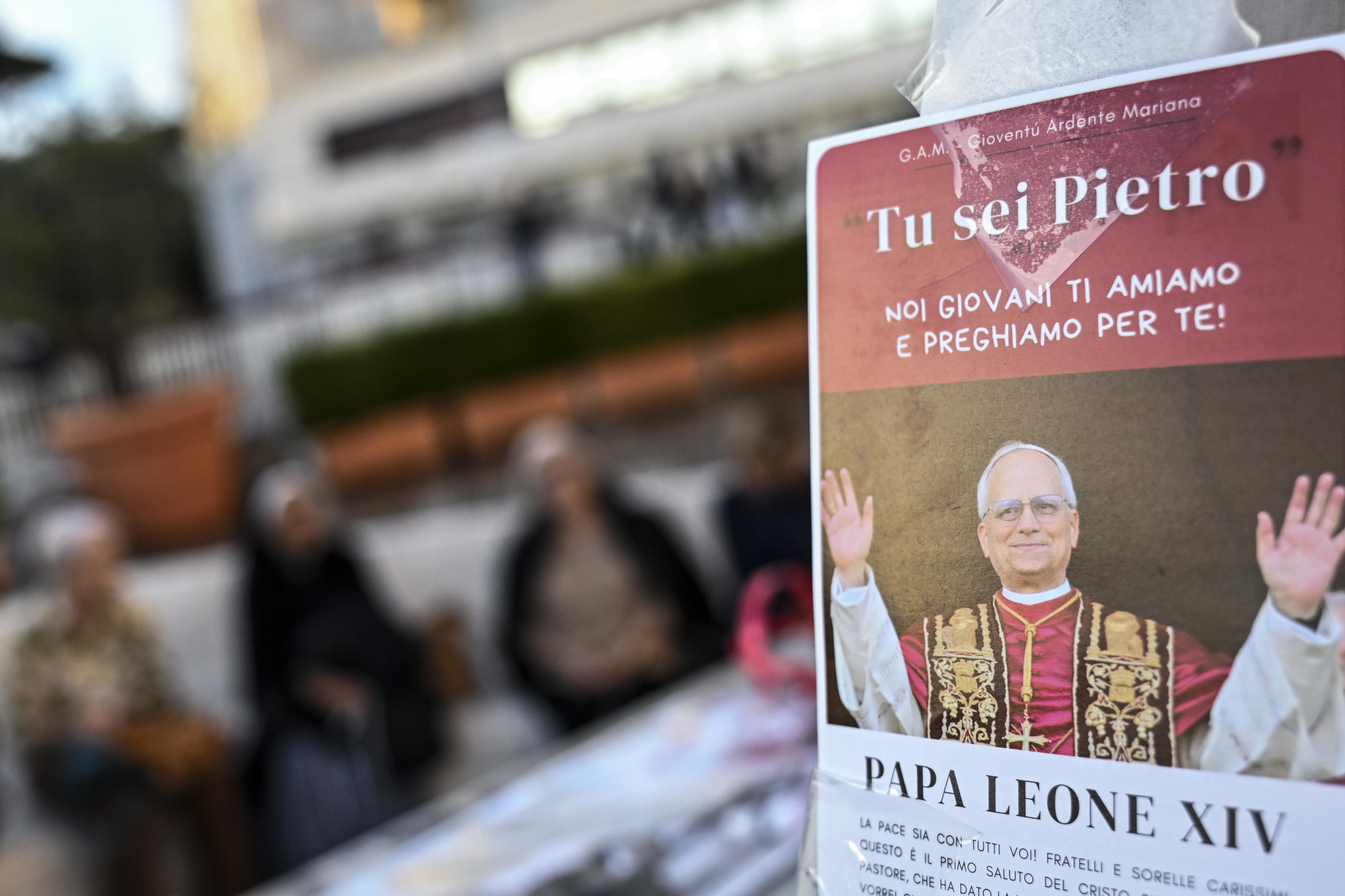 L'omaggio della gente al Papa davanti al policlinico "Gemelli" di Roma dove Leone XIV è ricoverato / ANSA