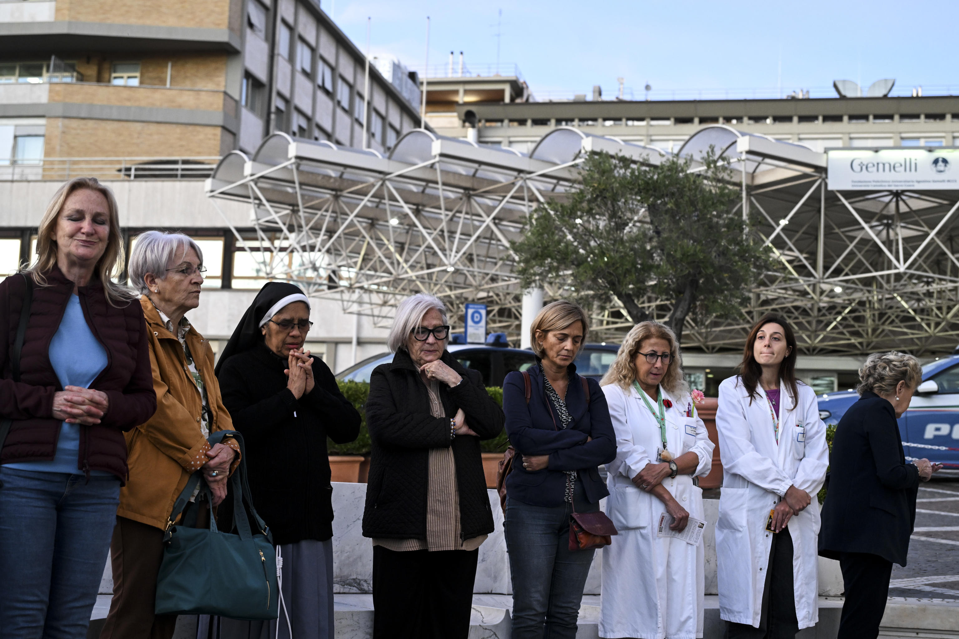 La preghiera della gente davanti al policlinico "Gemelli" di Roma dove Leone XIV è ricoverato / ANSA