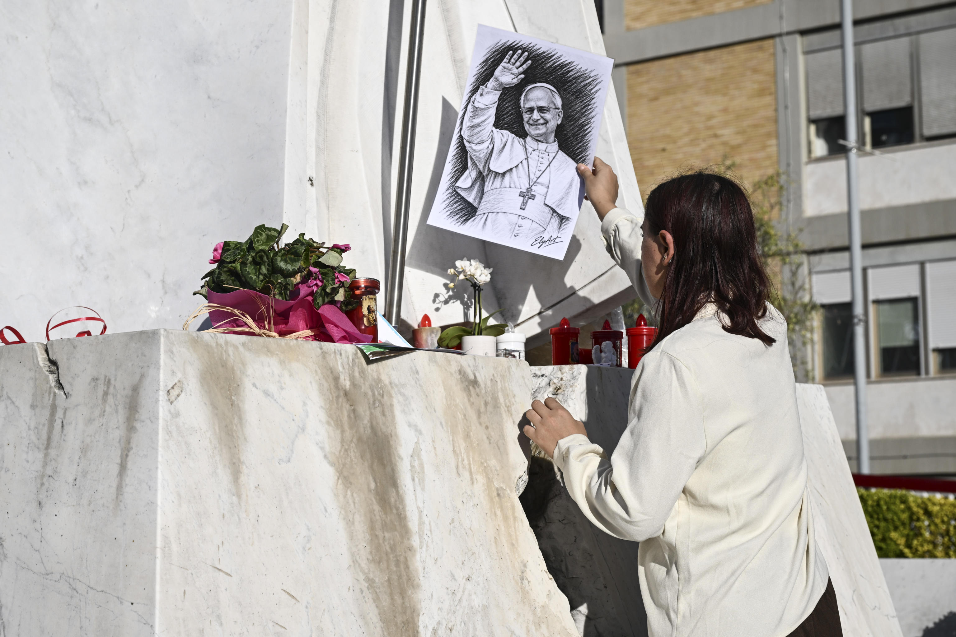 Gli omaggi della gente al Papa davanti al policlinico "Gemelli" di Roma dove Leone XIV è ricoverato / ANSA