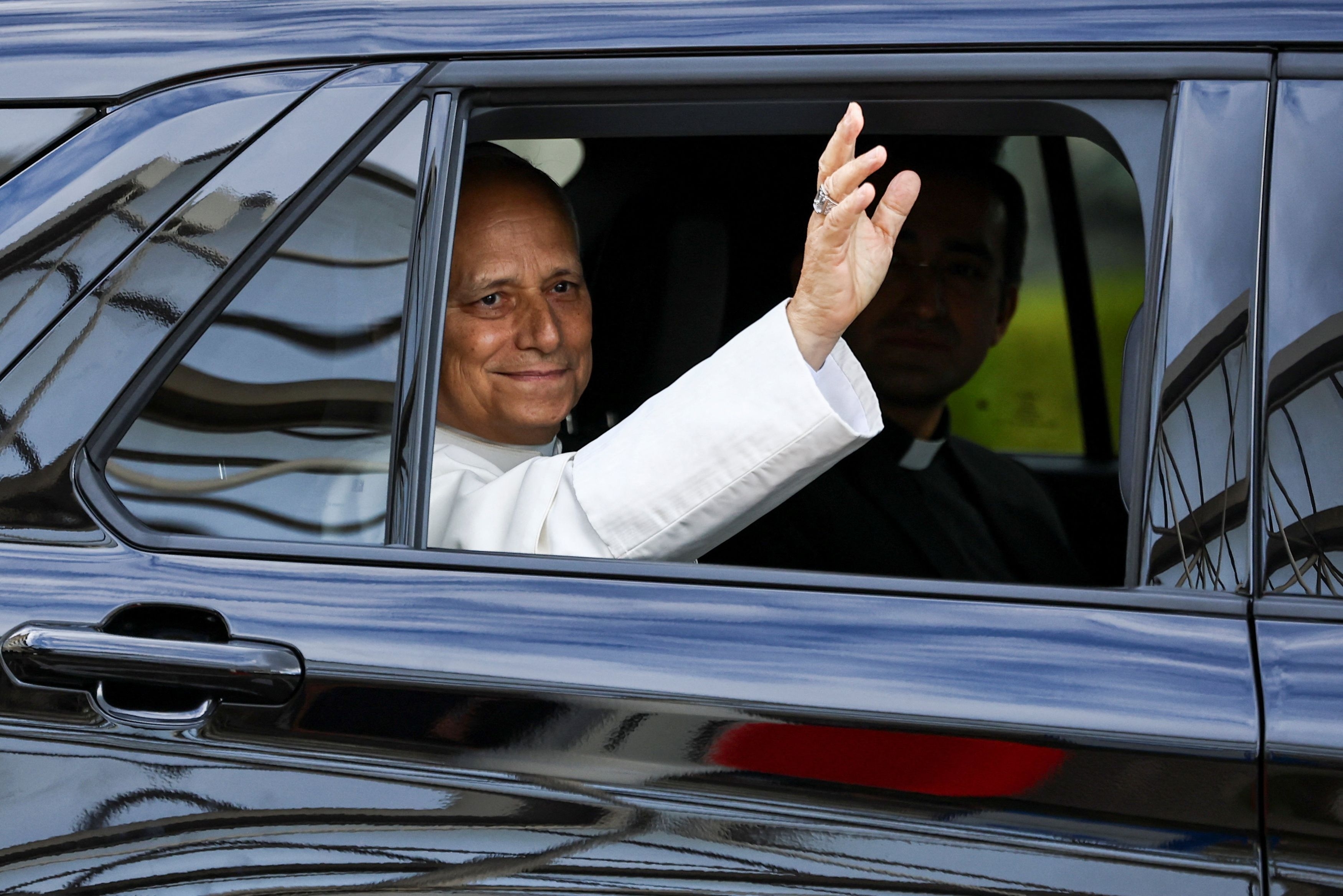 Il Papa mentre lascia il policlinico "Gemelli" dopo i giorni di ricovero / REUTERS