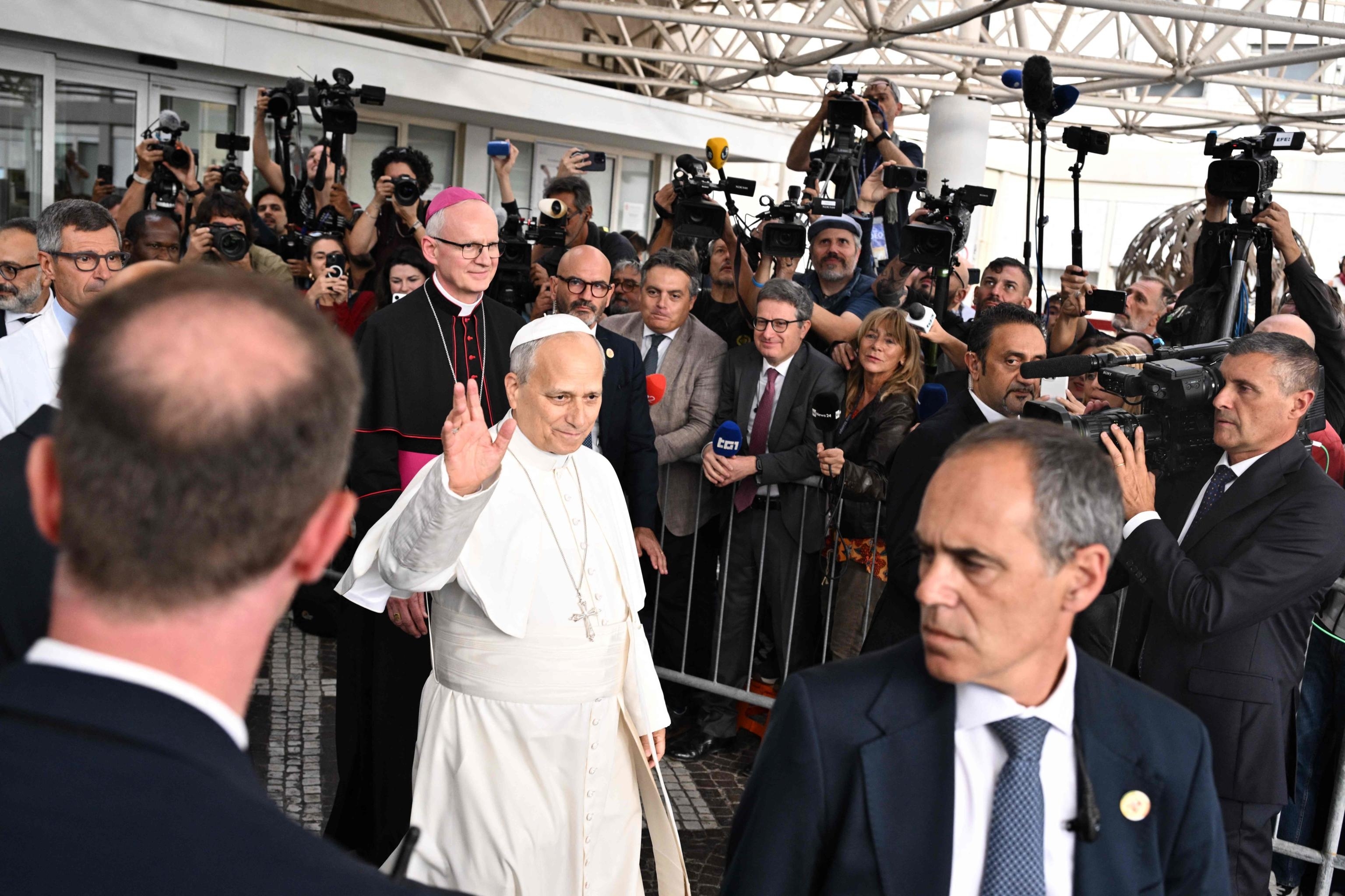 Il Papa mentre lascia il policlinico "Gemelli" dopo i giorni di ricovero / AFP
