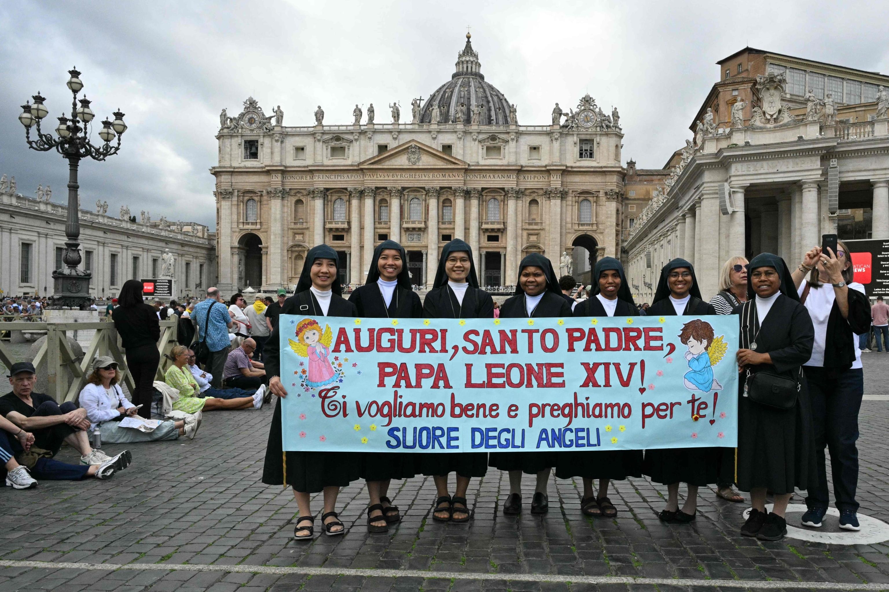 La folla in piazza San Pietro per l'Angelus di papa Leone XIV dopo l'operazione al polmone / AFP