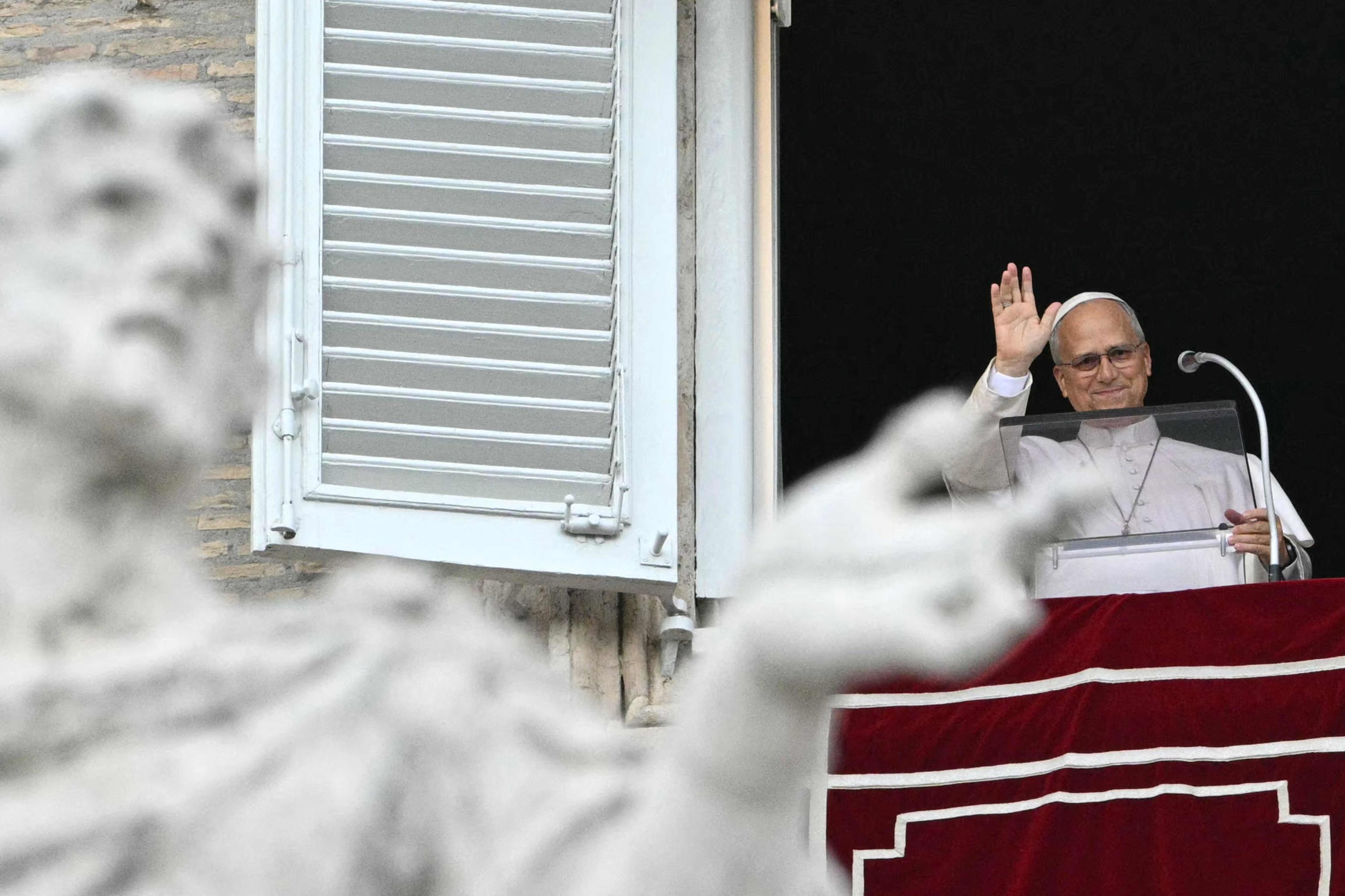 Papa Leone XIV all'Angelus in piazza San Pietro dopo l'operazione al polmone / AFP