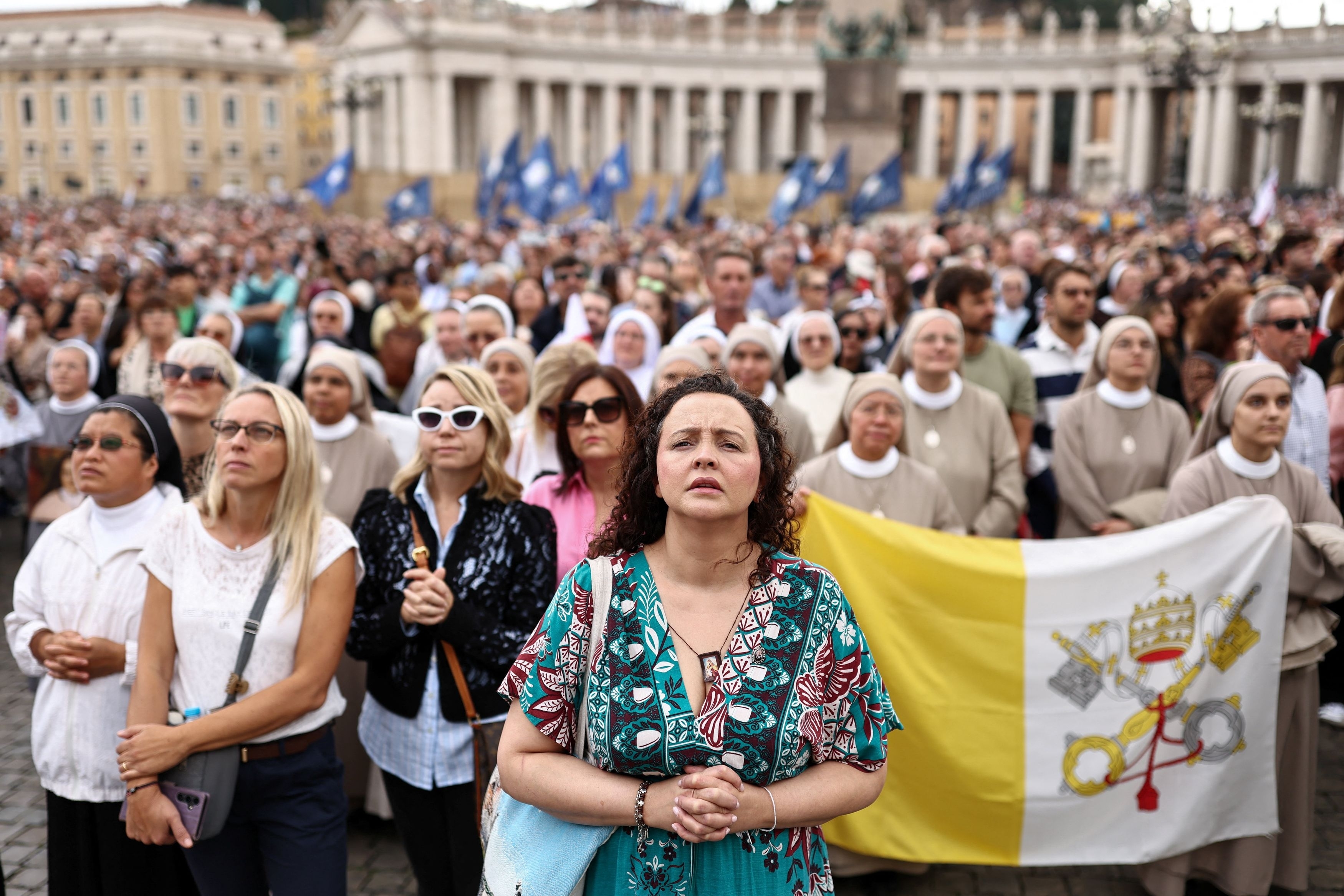 La folla in piazza San Pietro per l'Angelus di papa Leone XIV dopo l'operazione al polmone / REUTERS